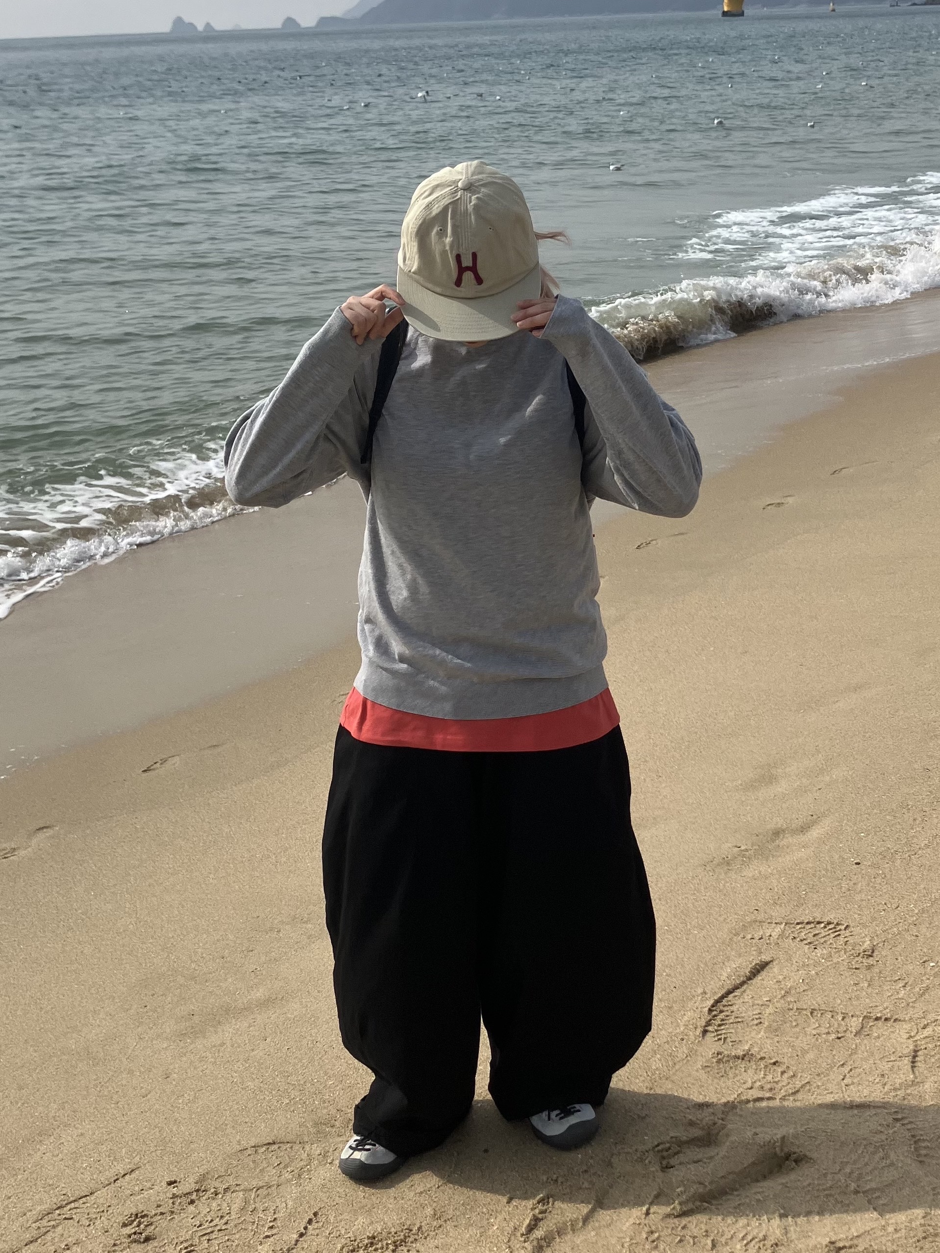 Hello Sunrise H Logo Cotton Relaxed Fit 6Panel Cap Beige 착용 스타일 - 1