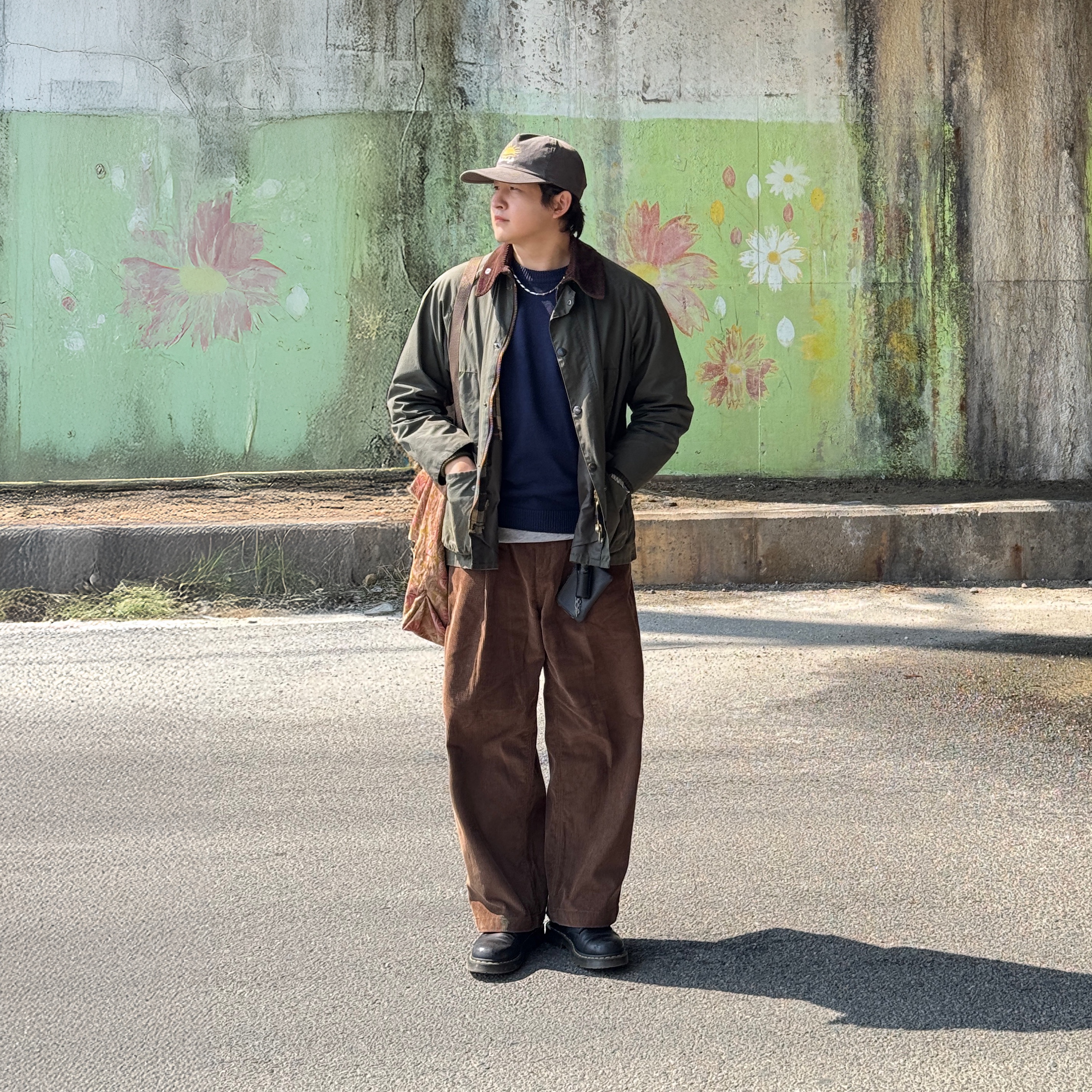 Barbour Classic Bedale Wax Jacket Olive, Dr. Martens 1461 Nappa Black 착용 스타일