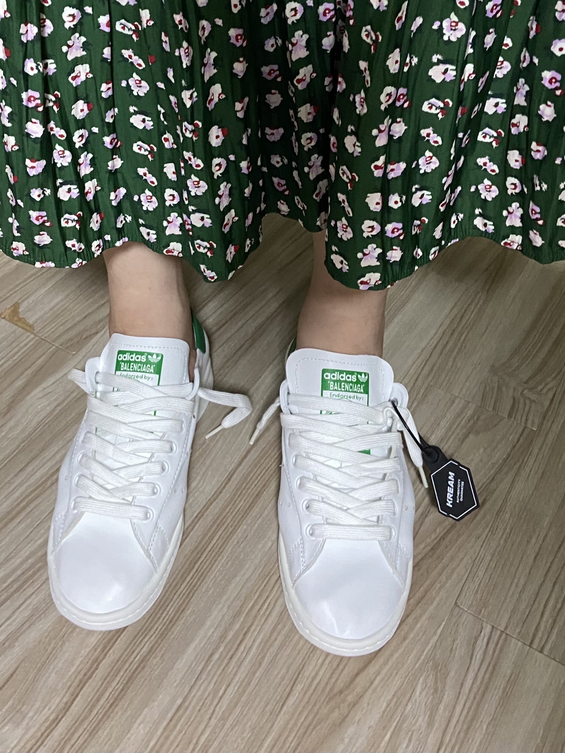 (W) Balenciaga x Adidas Stan Smith Core White Green 착용 스타일 - 1