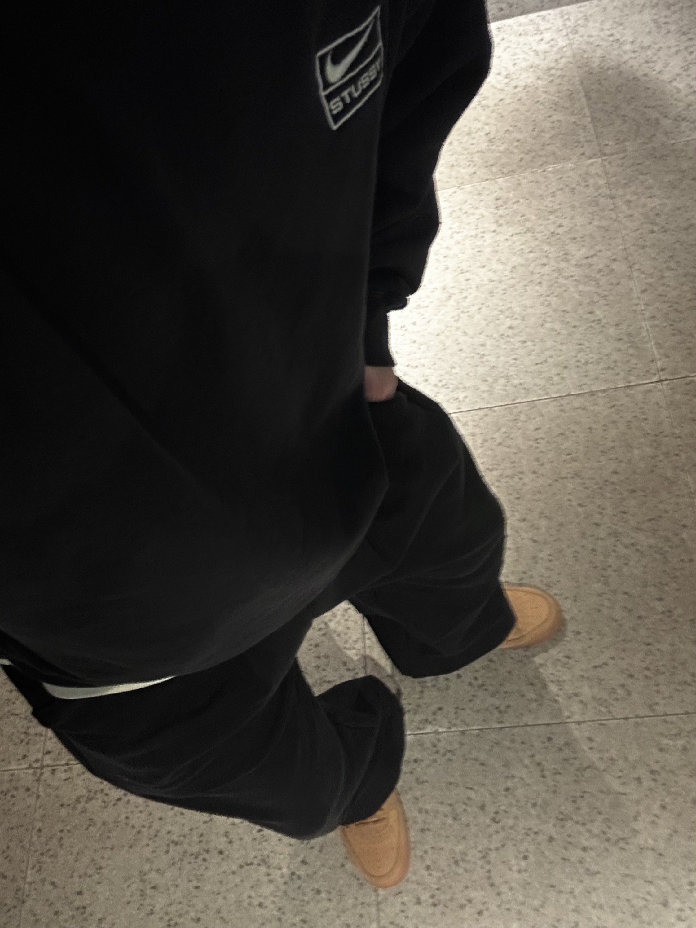 Nike x Stussy NRG Washed Fleece Crewneck Black (DO5310-010), Nike Air Force 1 '07 WB Flax 착용 스타일