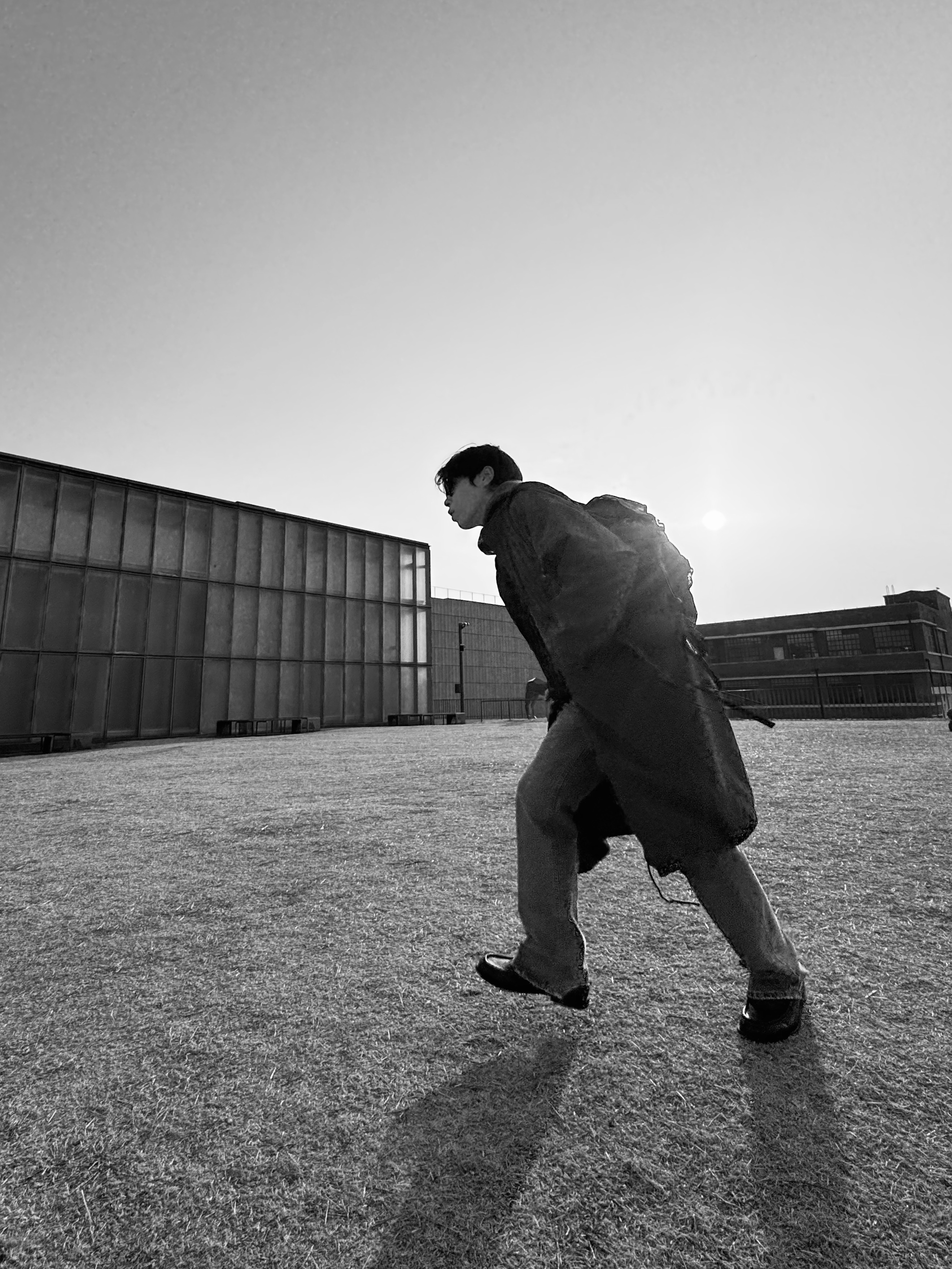 Klattermusen Tjalve 2.0 10L Backpack Olive, LOSTGARDEN UNIFORM Wide Loafer Vintage Brown 착용 스타일 - 4