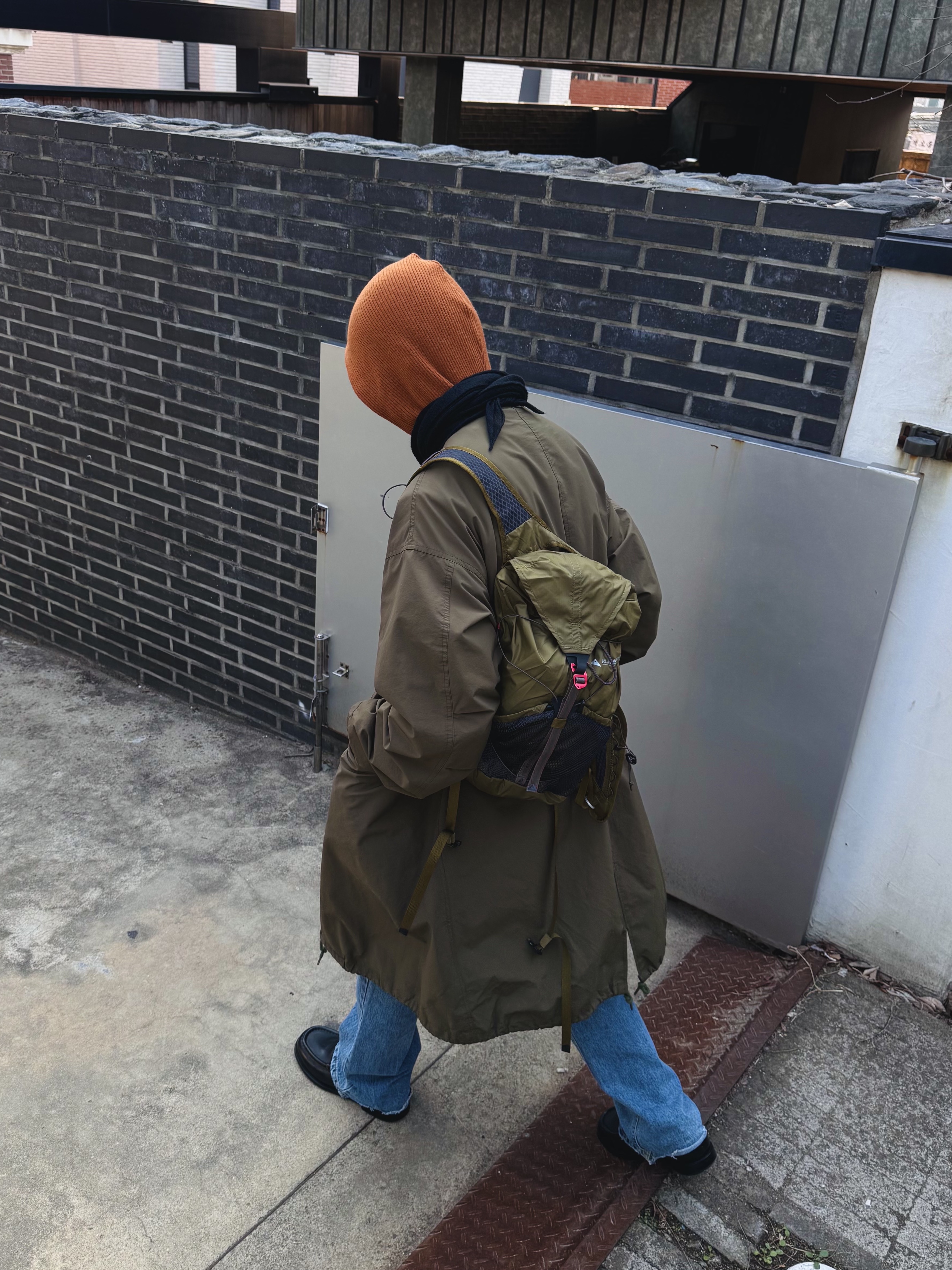 Klattermusen Tjalve 2.0 10L Backpack Olive, LOSTGARDEN UNIFORM Wide Loafer Vintage Brown 착용 스타일 - 1