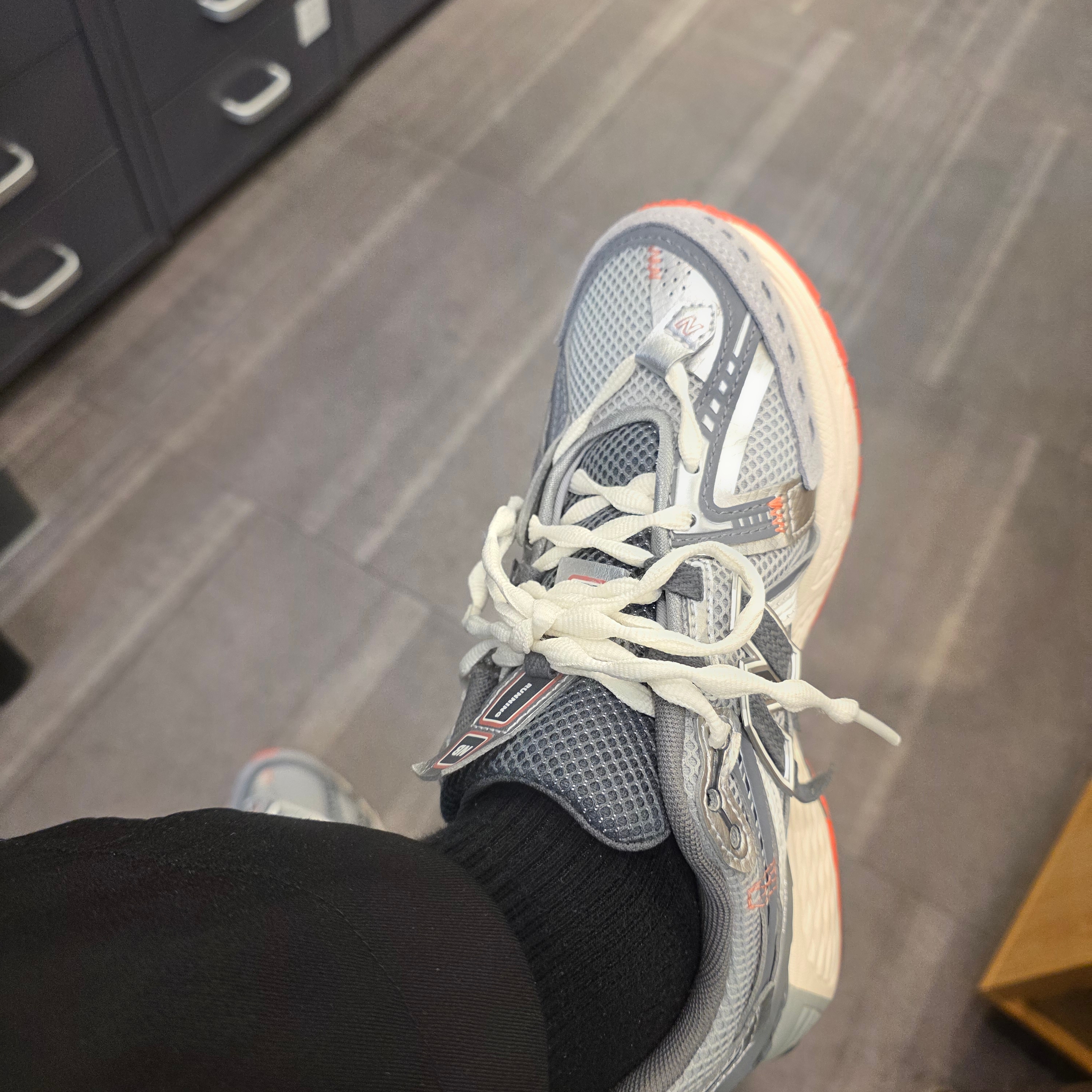 New Balance 1906A Silver Metallic Castlerock, New Balance 1906A Slate Grey Raincloud 착용 스타일 - 1