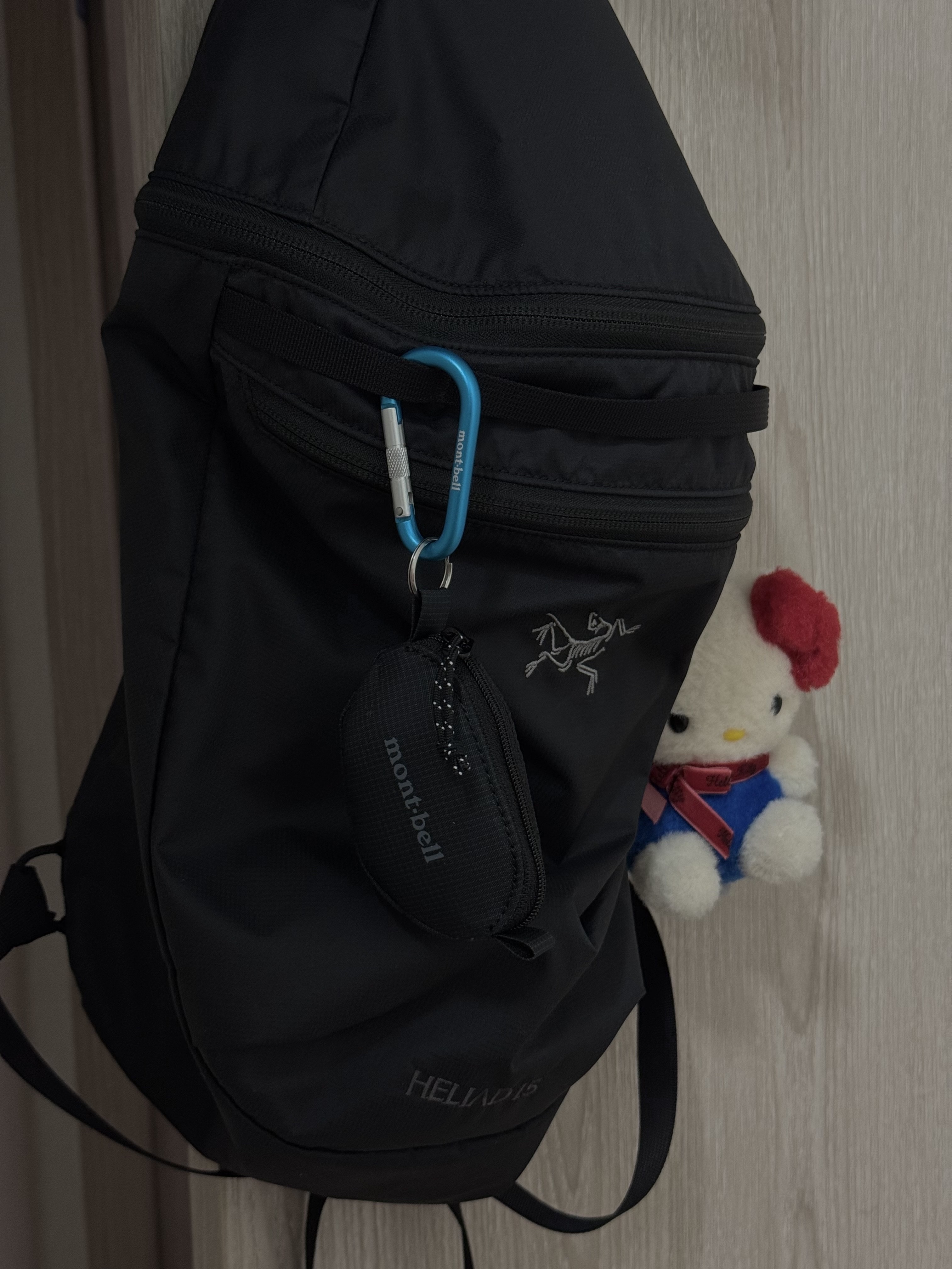 Arc'teryx Heliad 15 Backpack Black, Montbell Coin Purse Black 착용 스타일