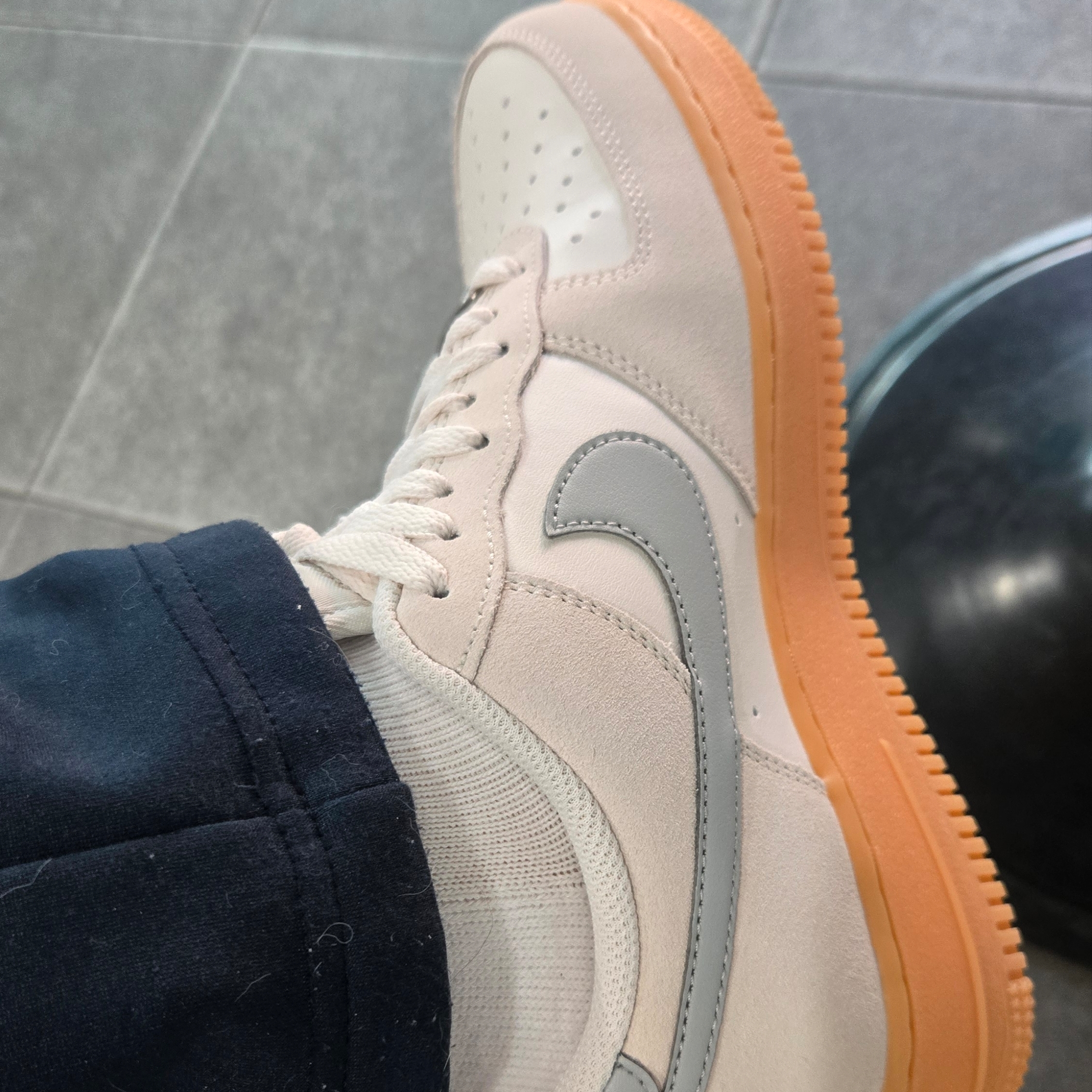 Nike Air Force 1 '07 LV8 Phantom Light Smoke Gum 착용 스타일 - 2