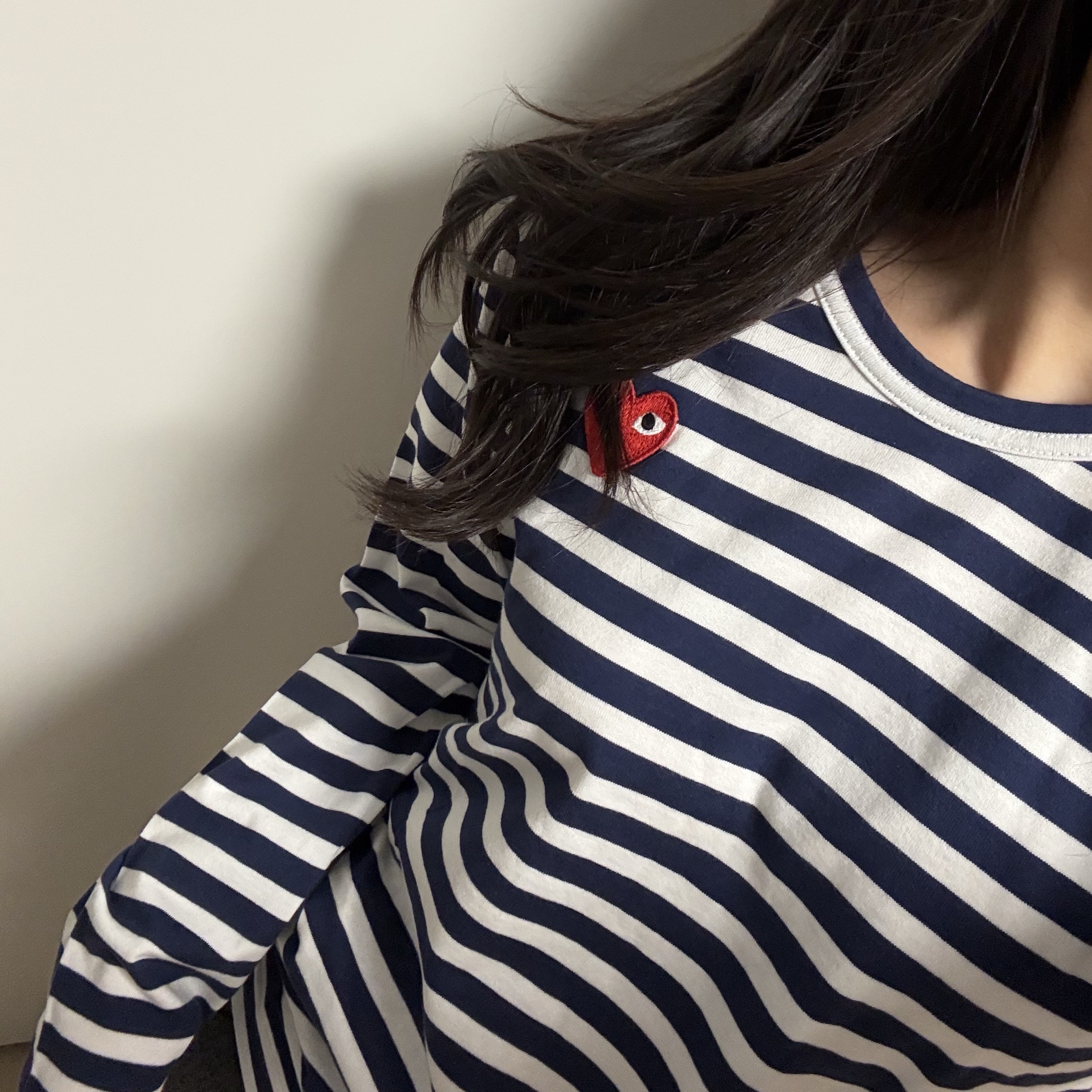 Play Comme des Garcons Red Heart Striped LS T-Shirt Navy White 착용 스타일 - 1