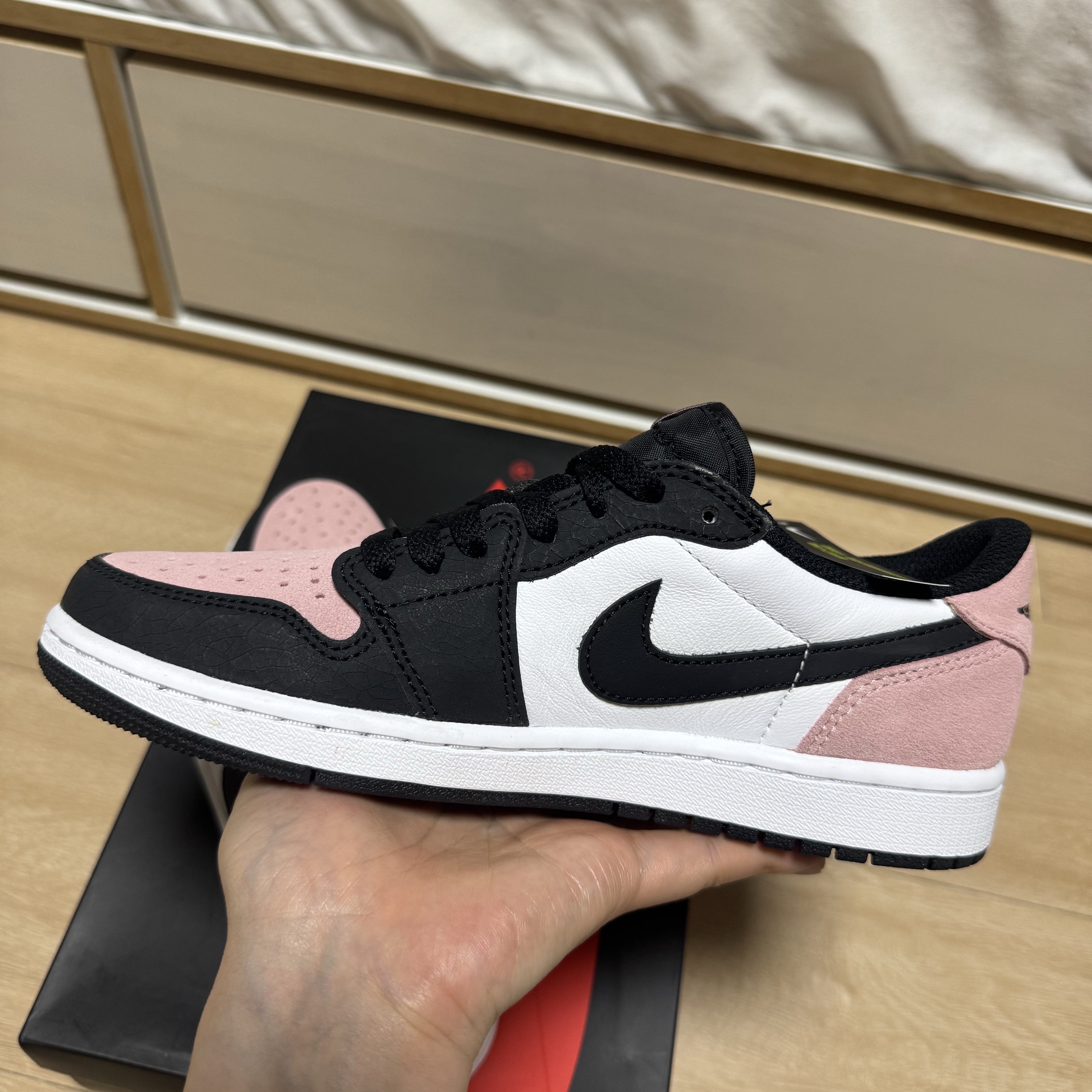 Jordan 1 Retro Low OG Bleached Coral 착용 스타일 - 4