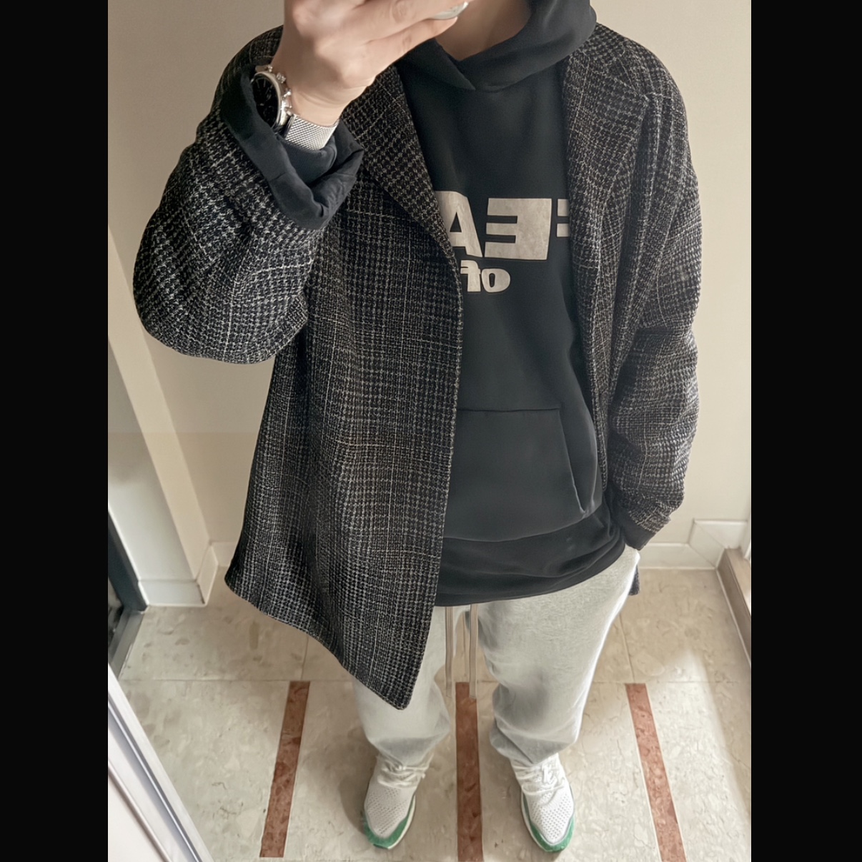 Essentials The Core Collection T-Shirt Stretch Limo, Essentials Fleece Essential Sweatpant Light Heather Grey - 24FW 착용 스타일