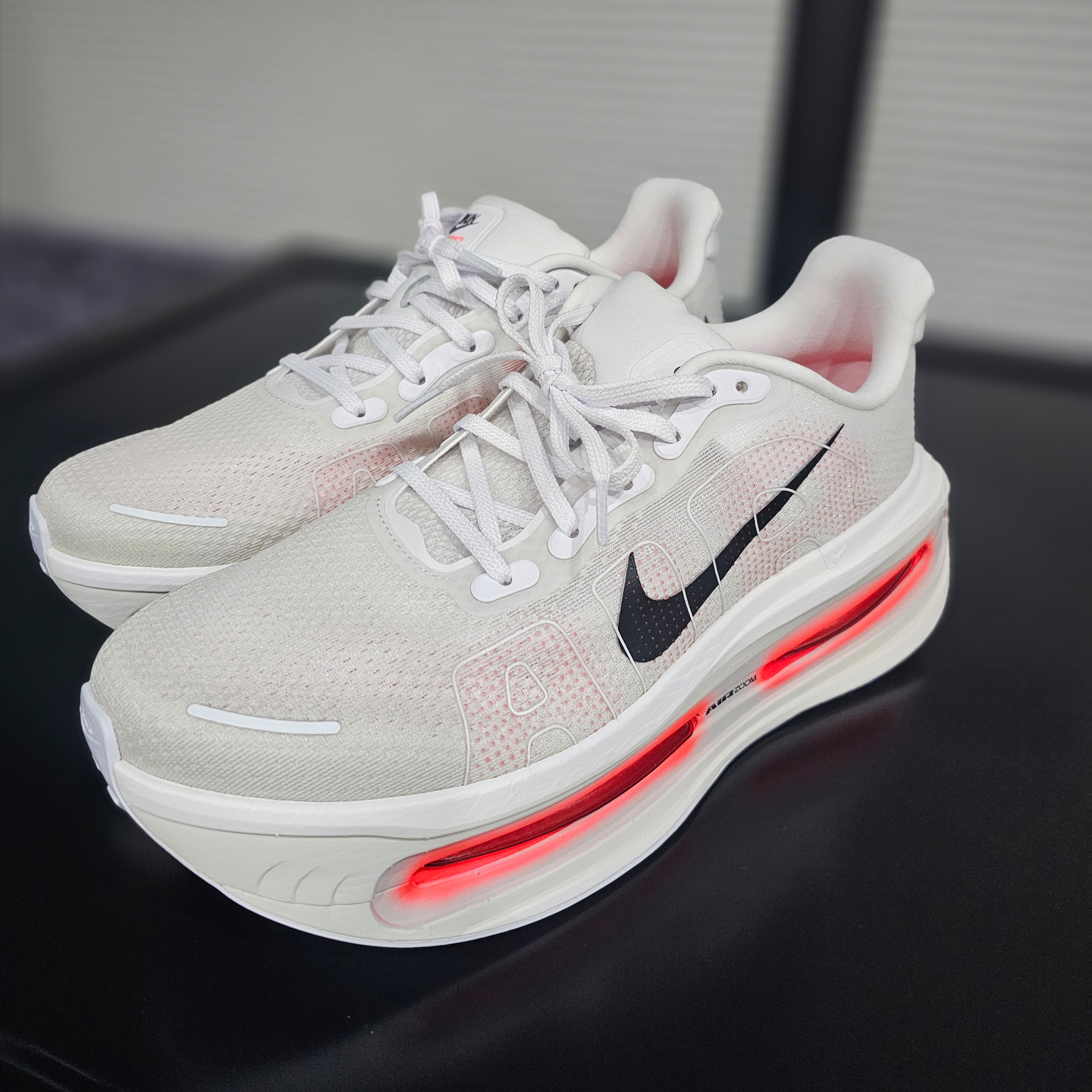Nike Vomero Premium White Bright Crimson 착용 스타일 - 1