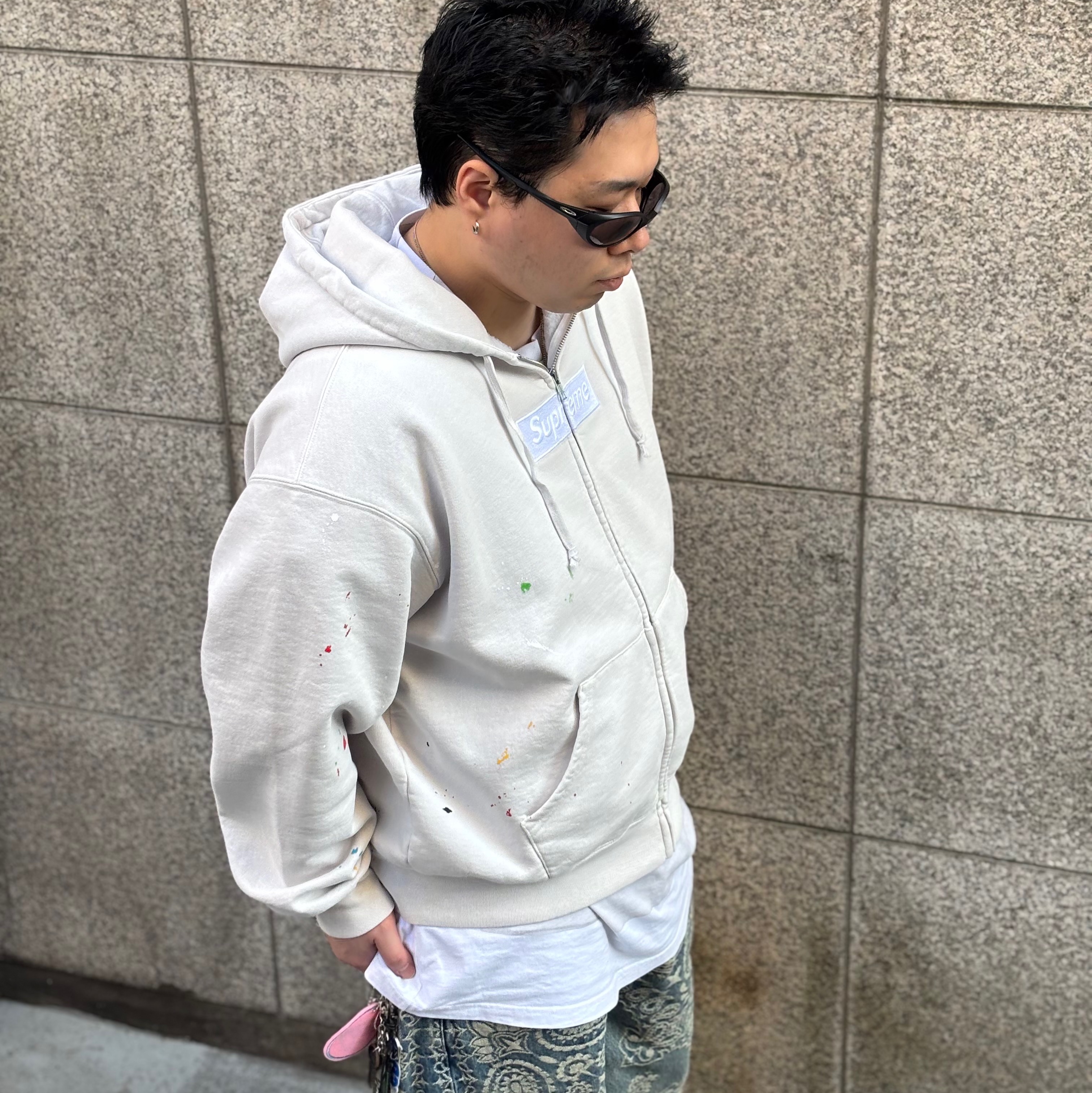 Supreme x MM6 Maison Margiela Box Logo Zip Up Hooded Sweatshirt White - 26SS, Supreme x MM6 Maison Margiela Box Logo T-Shirt White - 24SS 착용 스타일 - 4