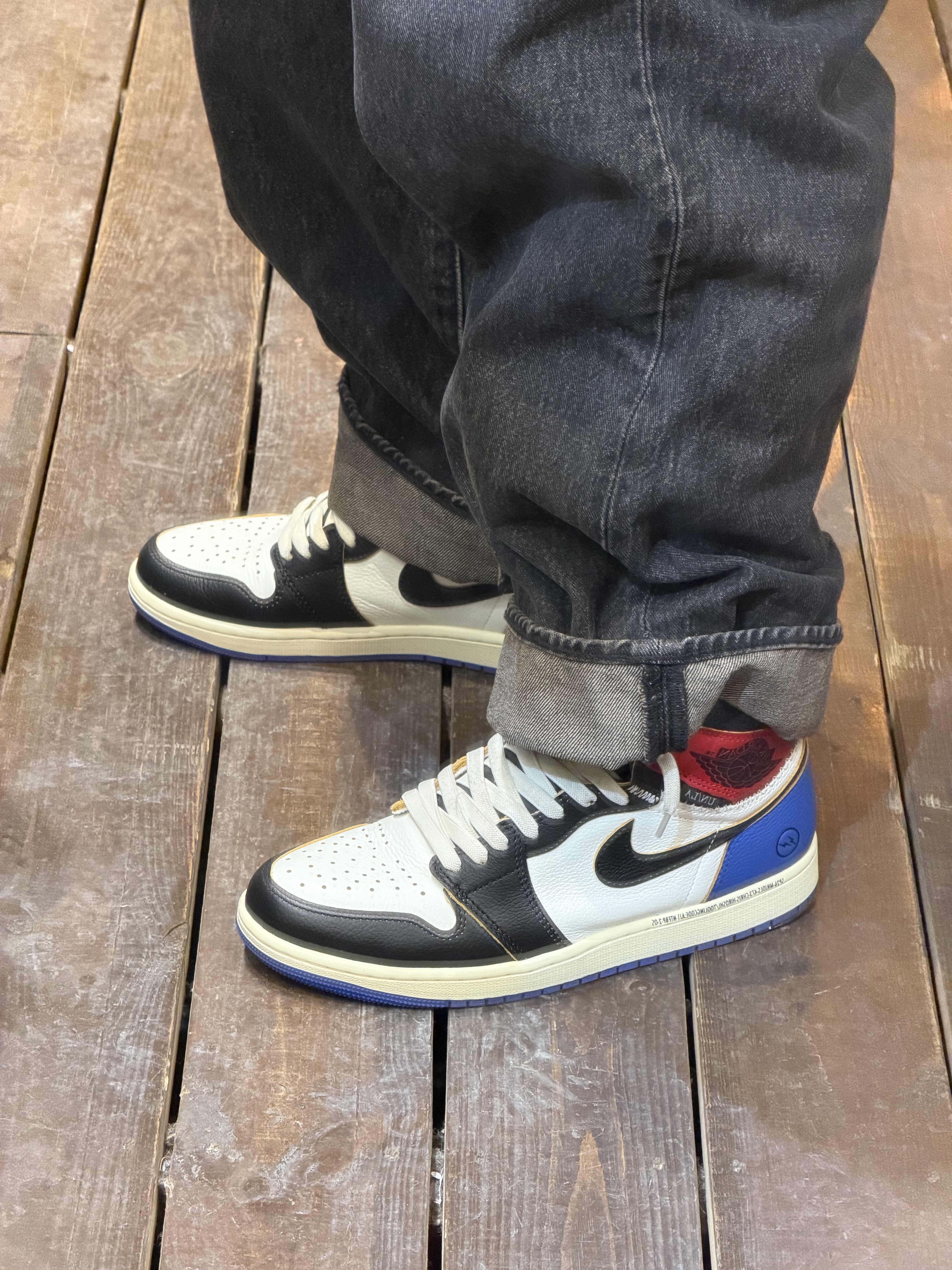 Jordan 1 x Fragment x Union LA Black and Varsity Red, Levi's x Jordan Baggy Jean Black 착용 스타일