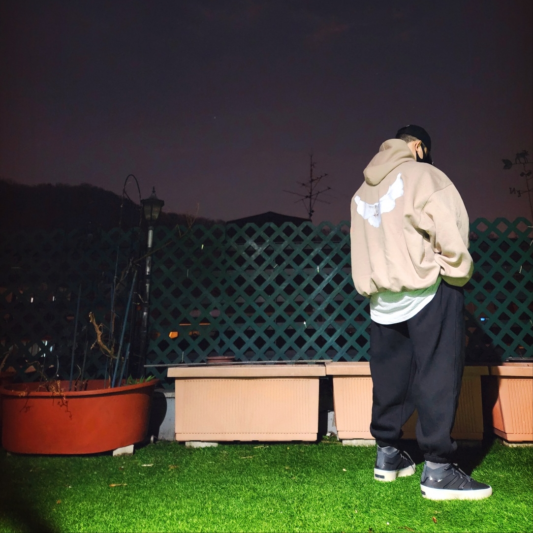 Yeezy Gap Engineered By Balenciaga Flame Cap Black, Yeezy Gap Engineered By Balenciaga Dove Hoodie Beige 착용 스타일 - 3