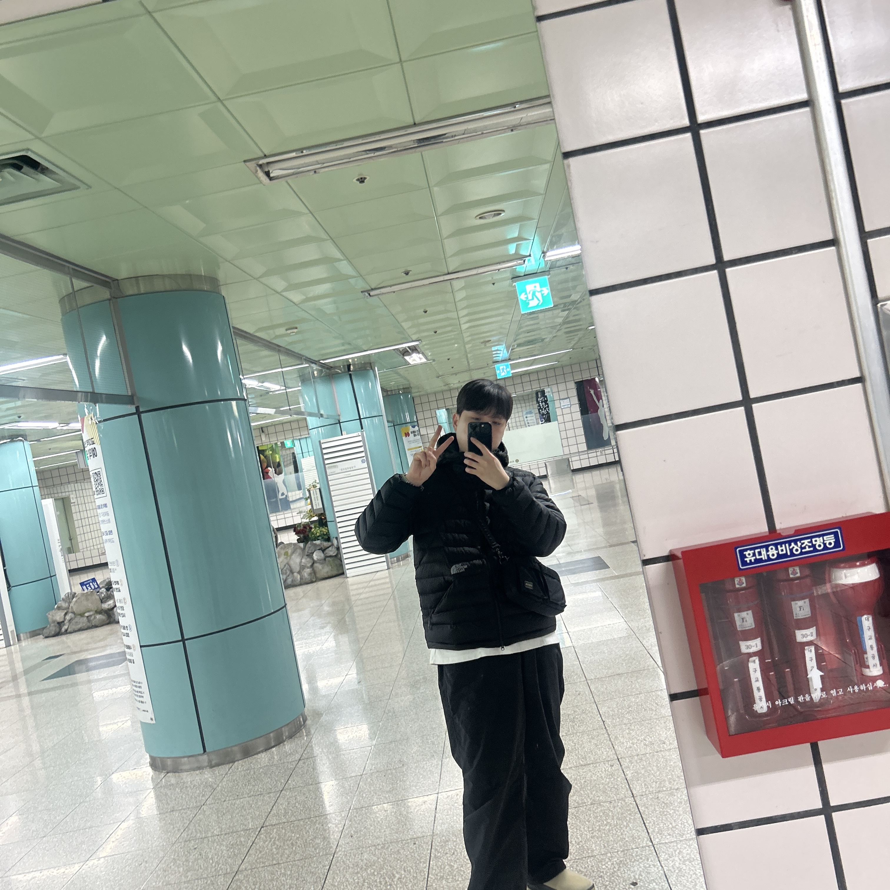 Porter All New Tanker Sling Bag Black, The North Face Ventus On Jacket Black 착용 스타일