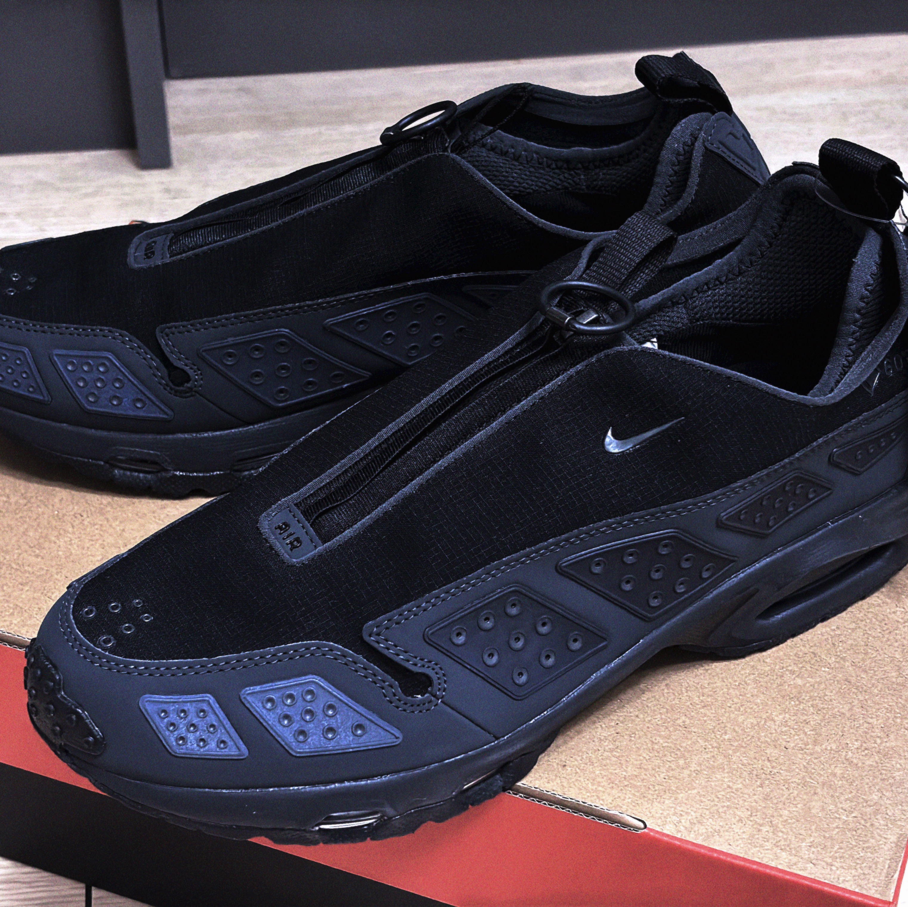 (W) Nike Air Max SNDR Gore-Tex Black and Dark Smoke Grey 착용 스타일 - 2