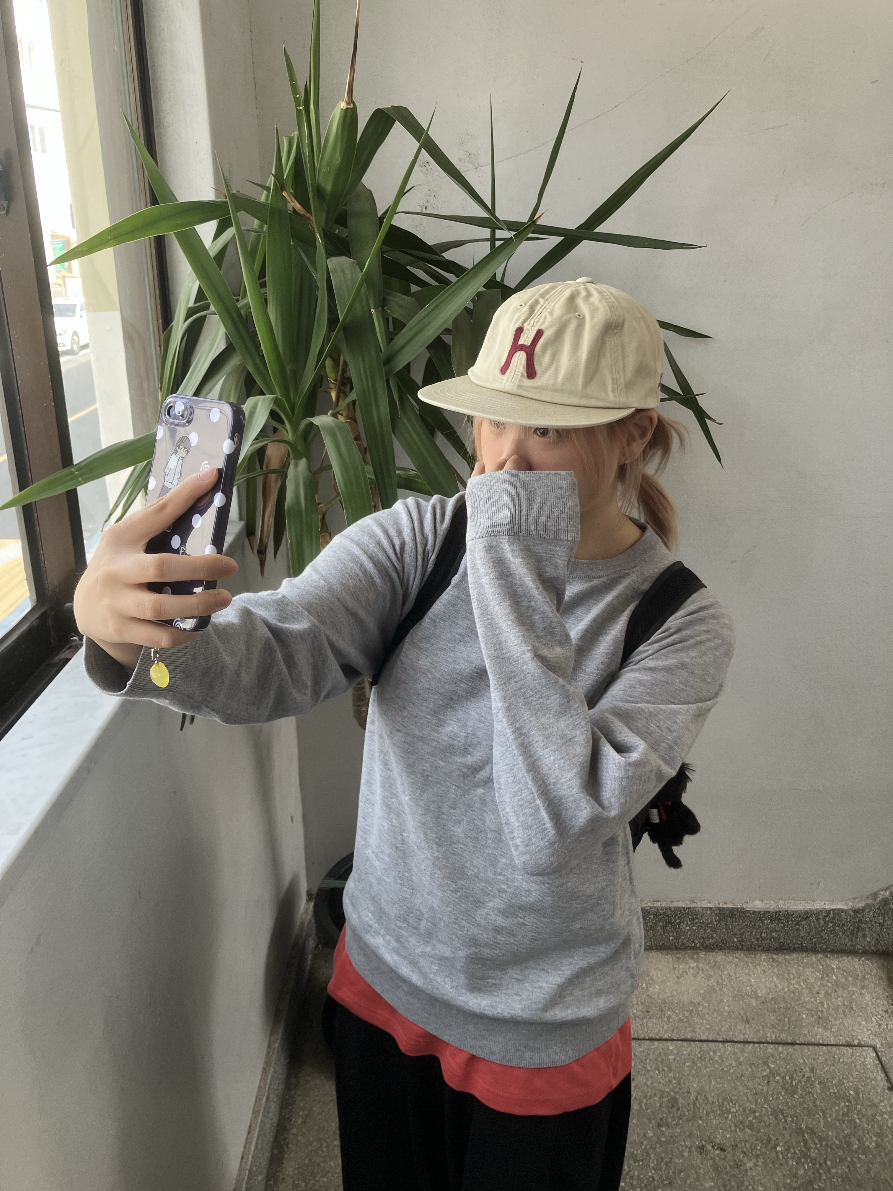 Hello Sunrise H Logo Cotton Relaxed Fit 6Panel Cap Beige 착용 스타일 - 3