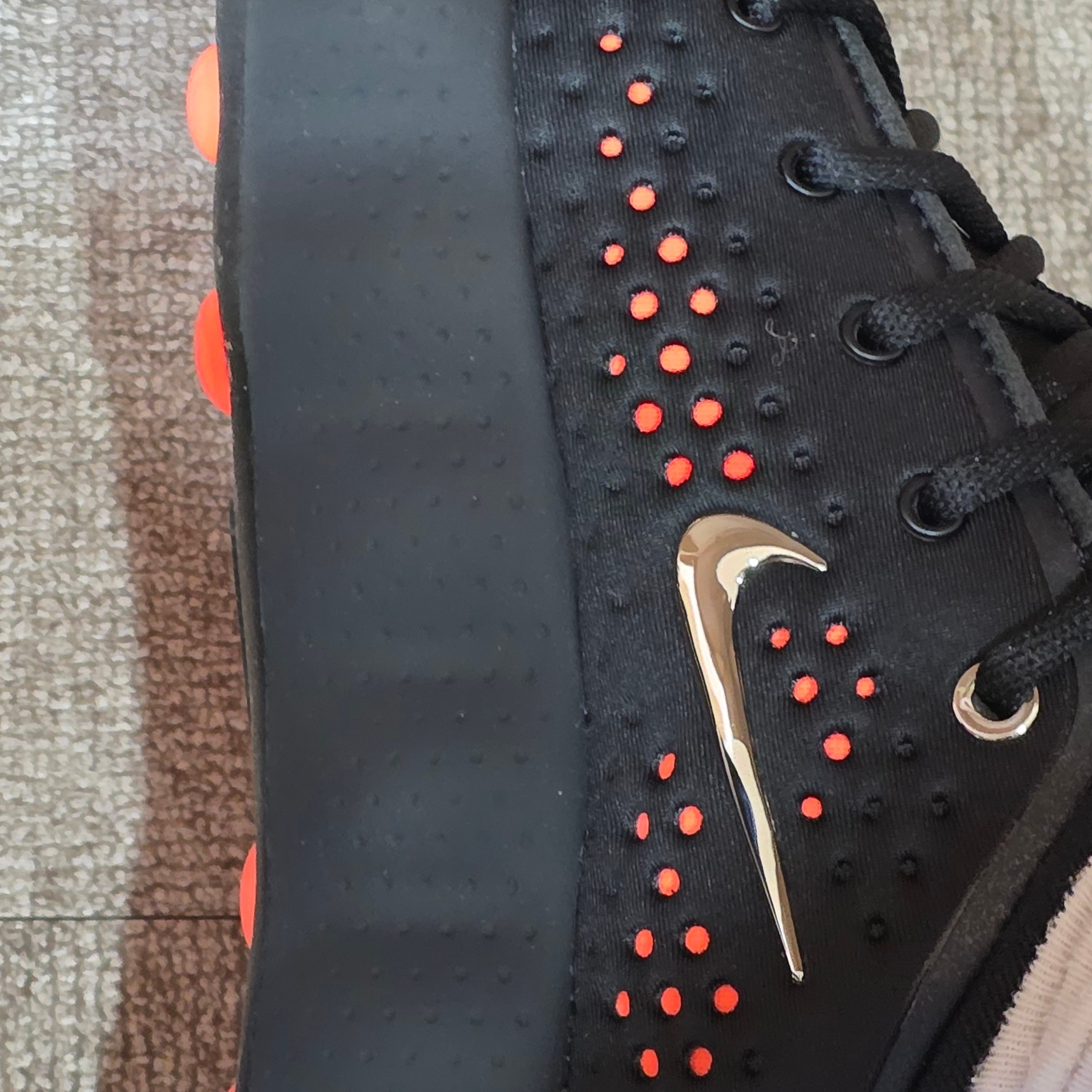 Nike Mind 002 Black Hyper Crimson 착용 스타일