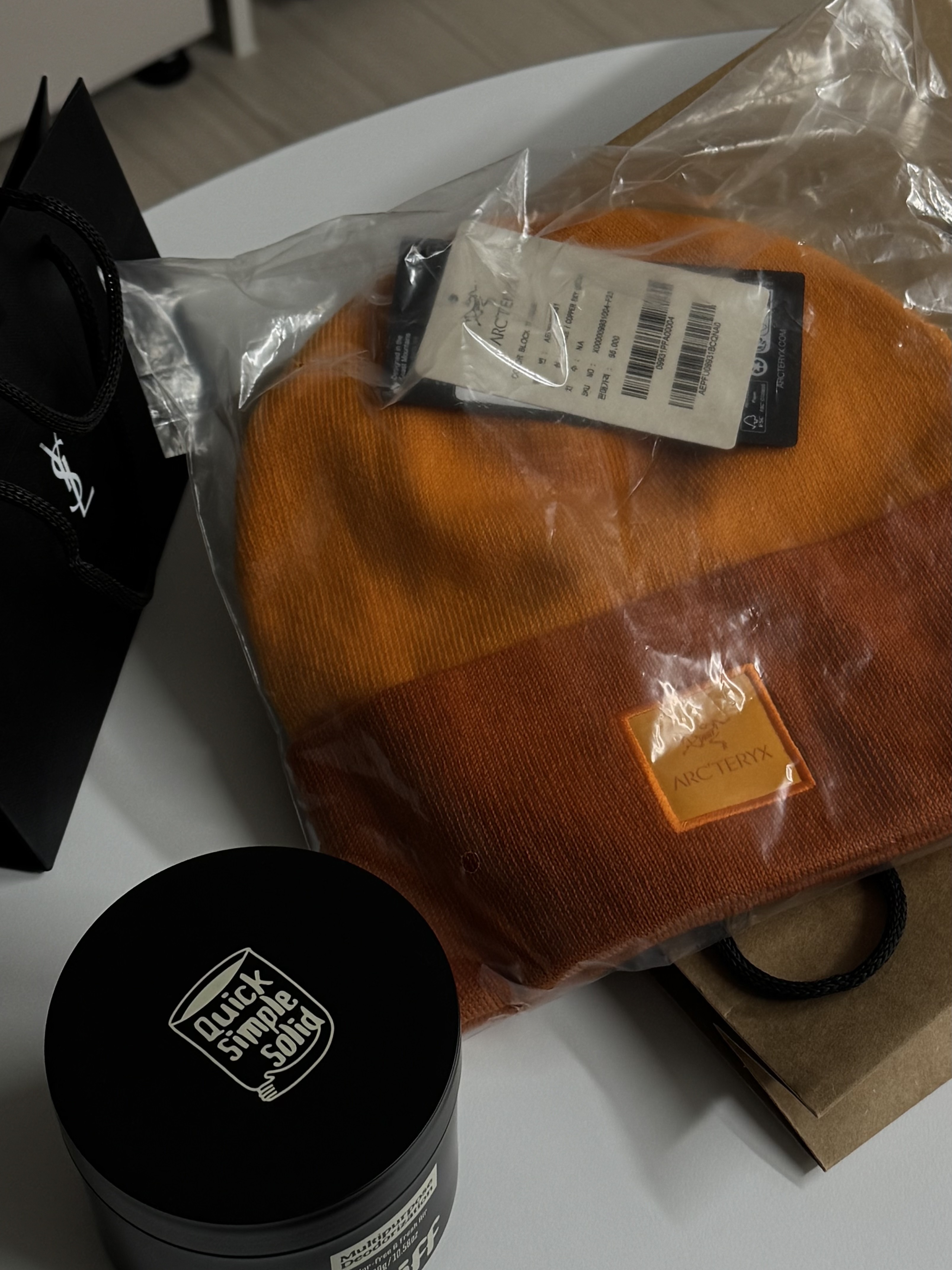 Arc'teryx Color Block Toque Blaze Copper Sky 착용 스타일