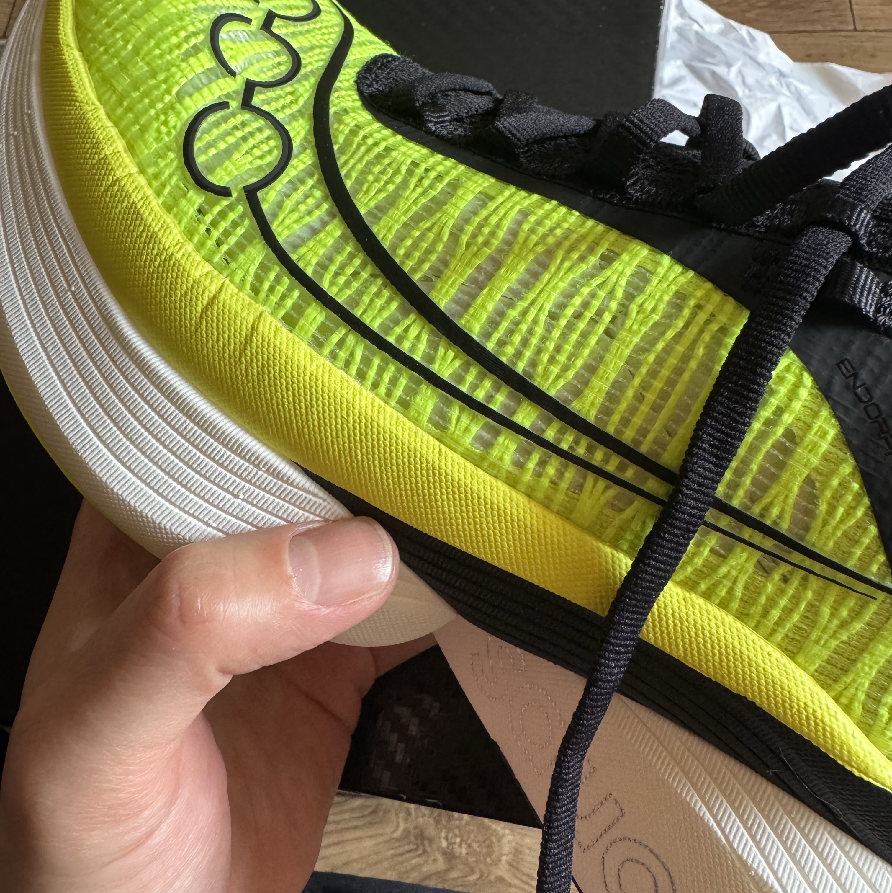 Saucony Endorphin Elite 2 Citron Black 착용 스타일 - 1