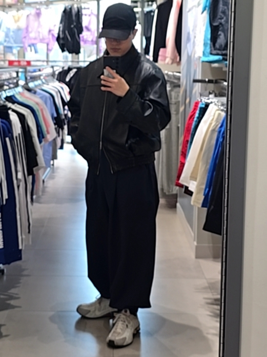 JUJUTSU KAISEN Undermycar JUJUTSU KAISEN Wide Jogger Navy, Nike Shox R4 PRM Light Iron Ore and Phantom 착용 스타일