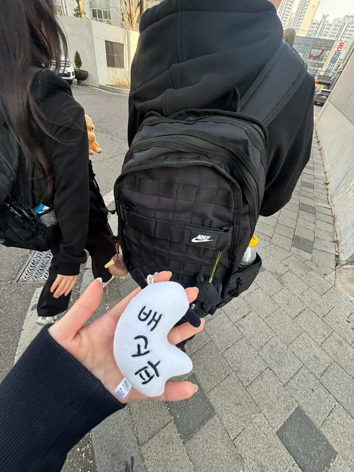 Nike NSW RPM Backpack 26L Black White 착용 스타일 - 2
