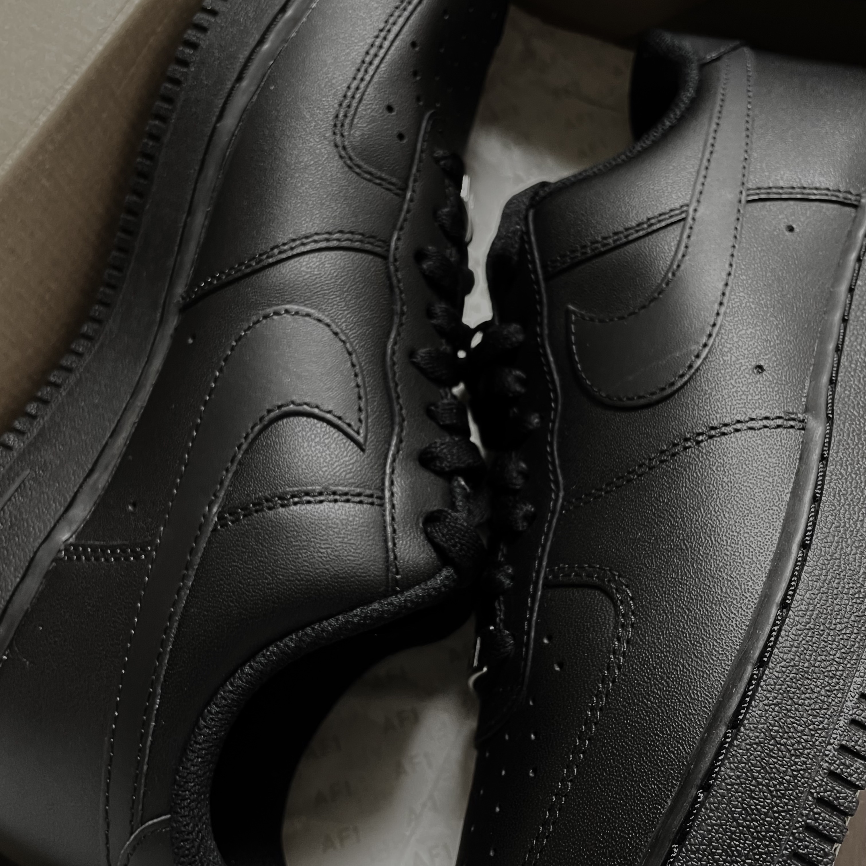 Nike Air Force 1 '07 Low Triple Black 착용 스타일