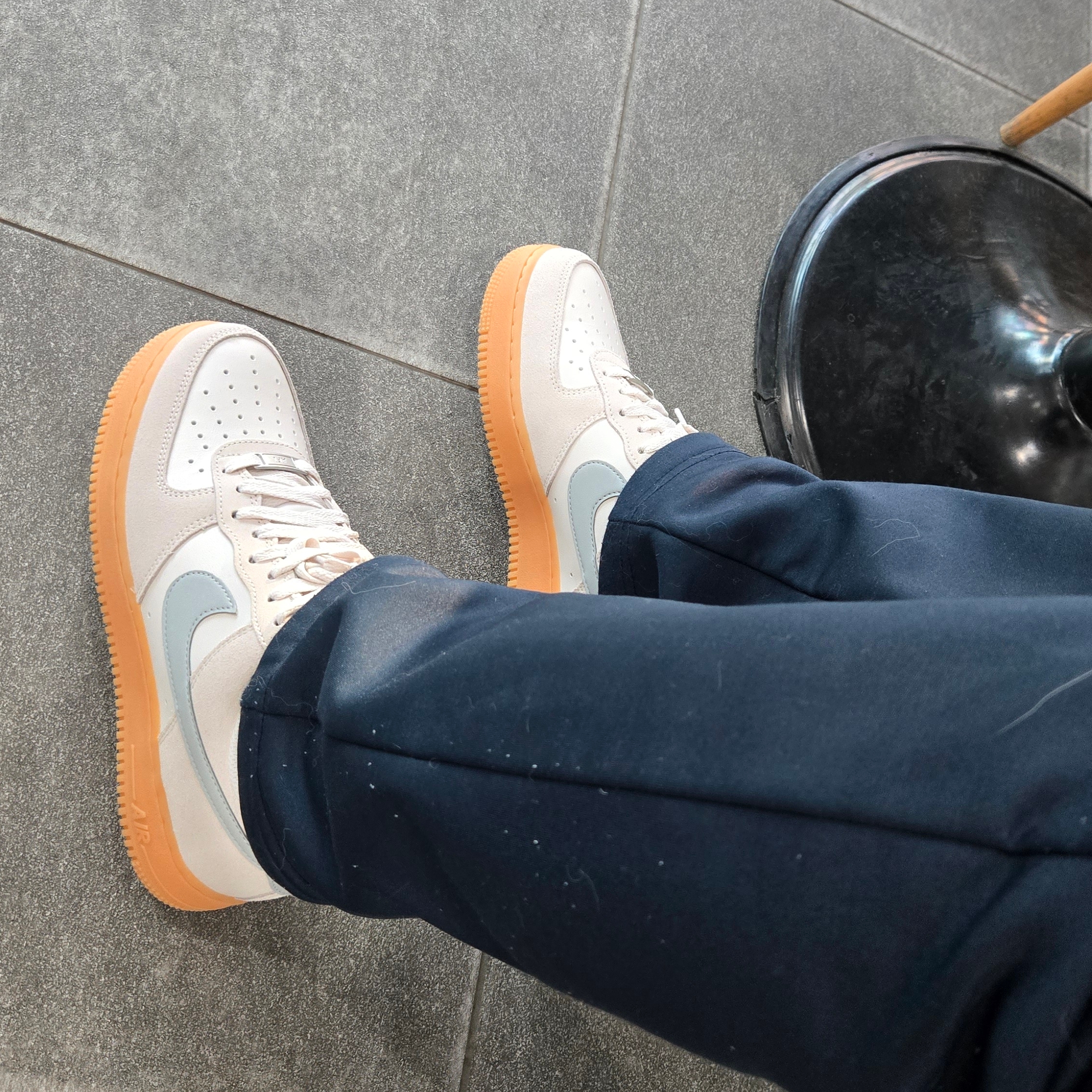 Nike Air Force 1 '07 LV8 Phantom Light Smoke Gum 착용 스타일 - 1