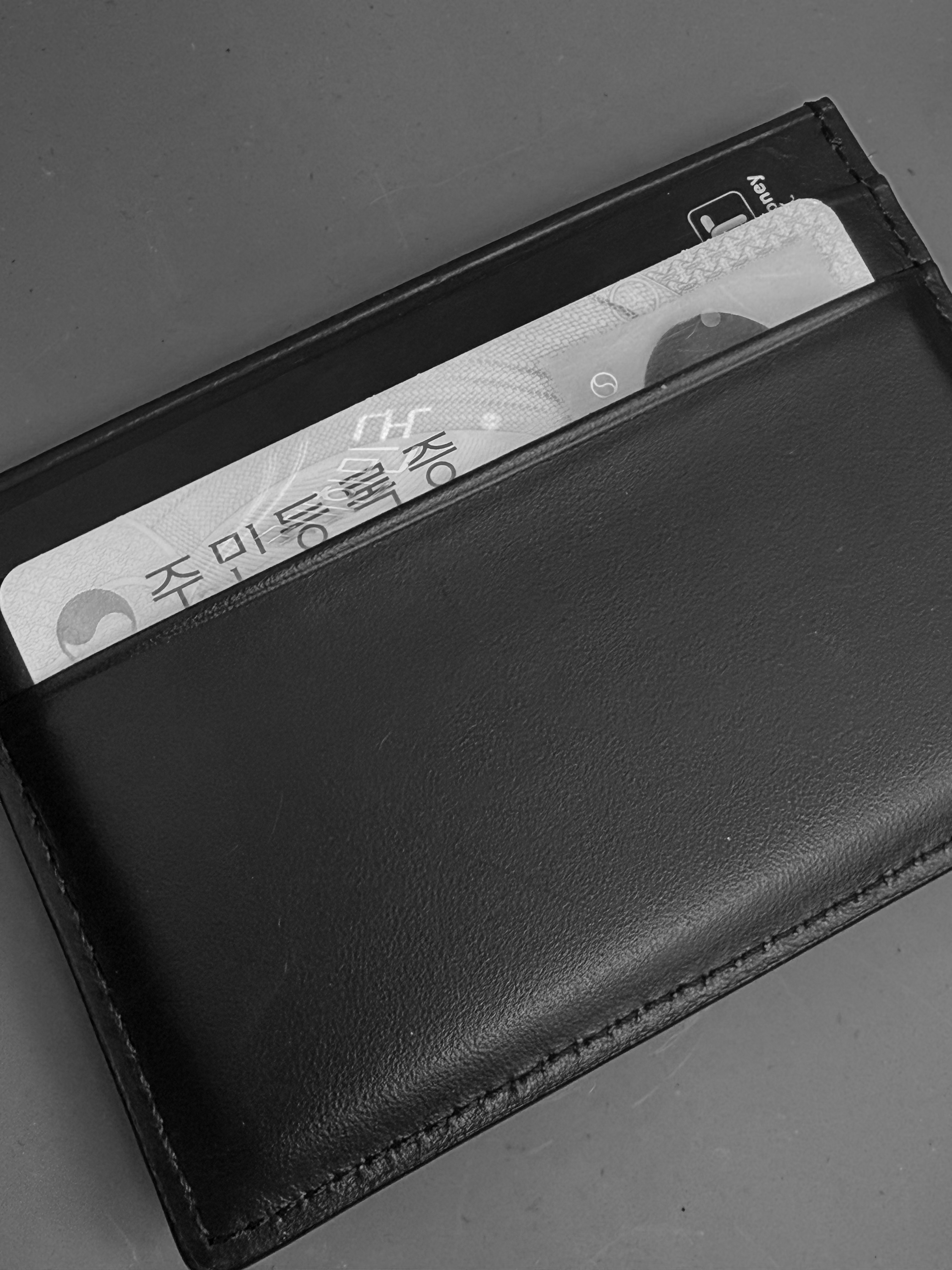 Matin Kim Vintage Card Wallet Black 착용 스타일 - 2
