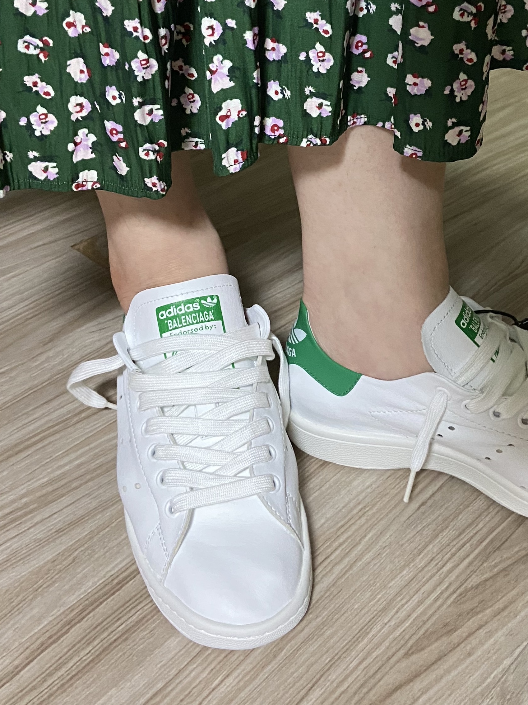 (W) Balenciaga x Adidas Stan Smith Core White Green 착용 스타일 - 2