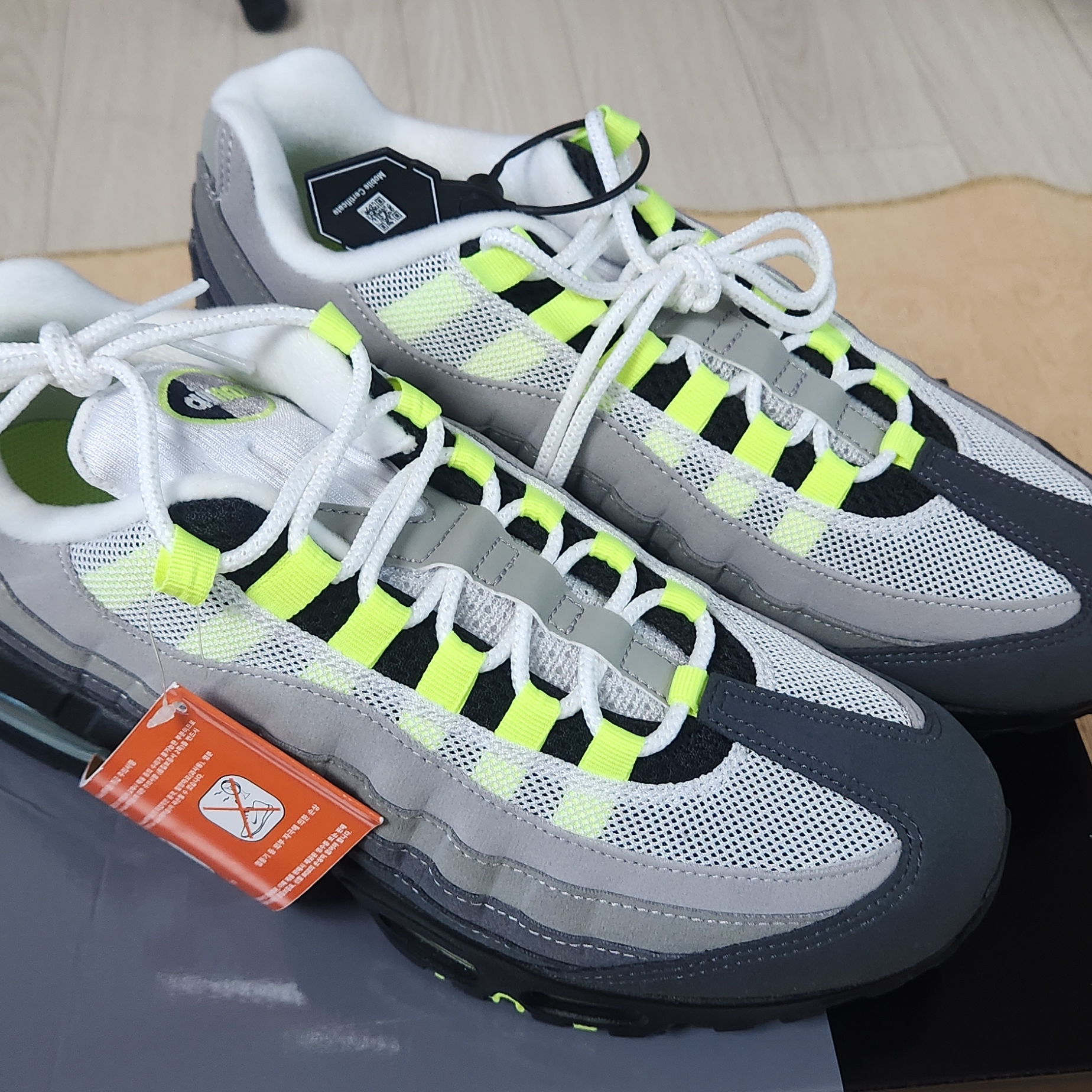 Nike Air Max 95 OG Neon 착용 스타일 - 2
