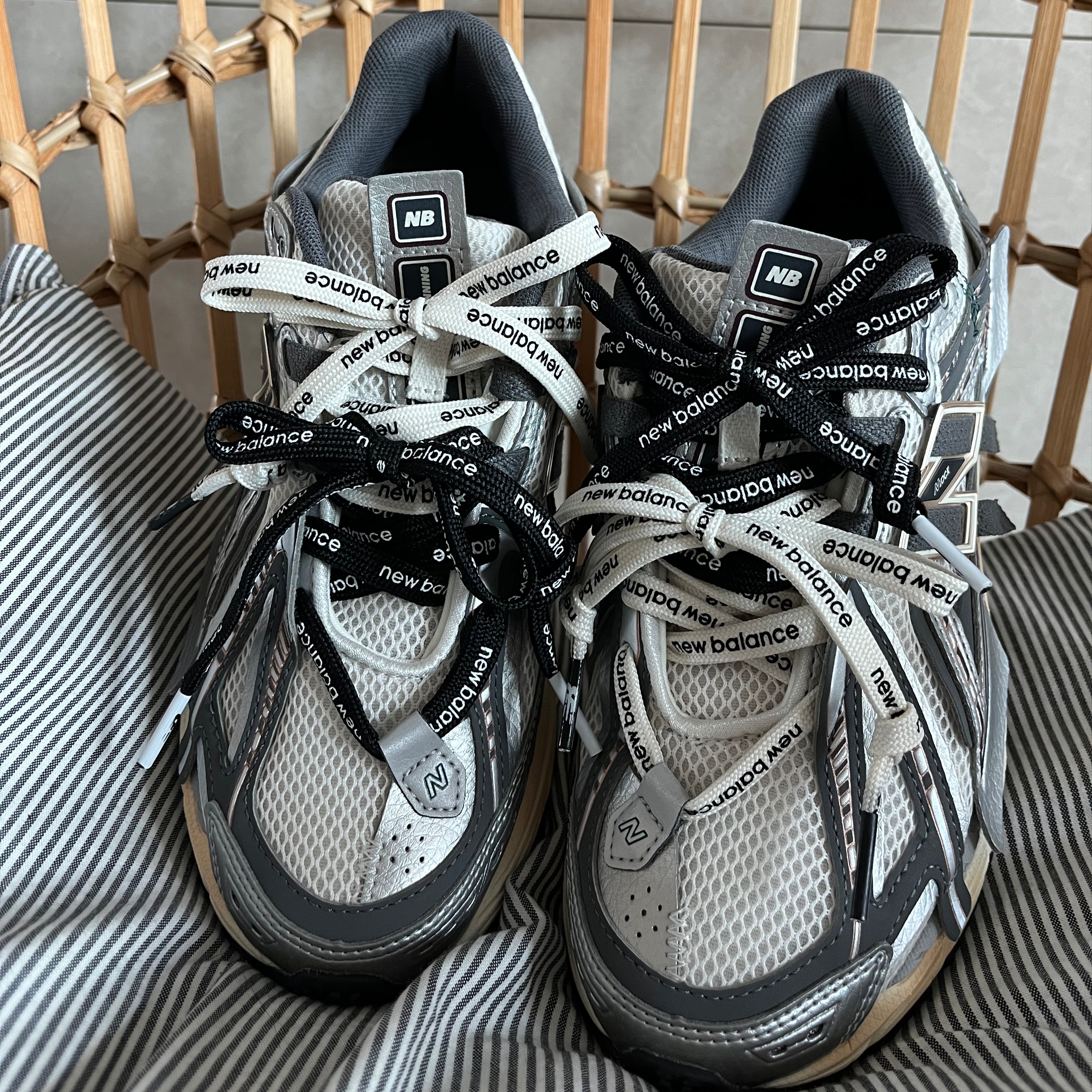 New Balance 1906A Silver Metallic Castlerock 착용 스타일