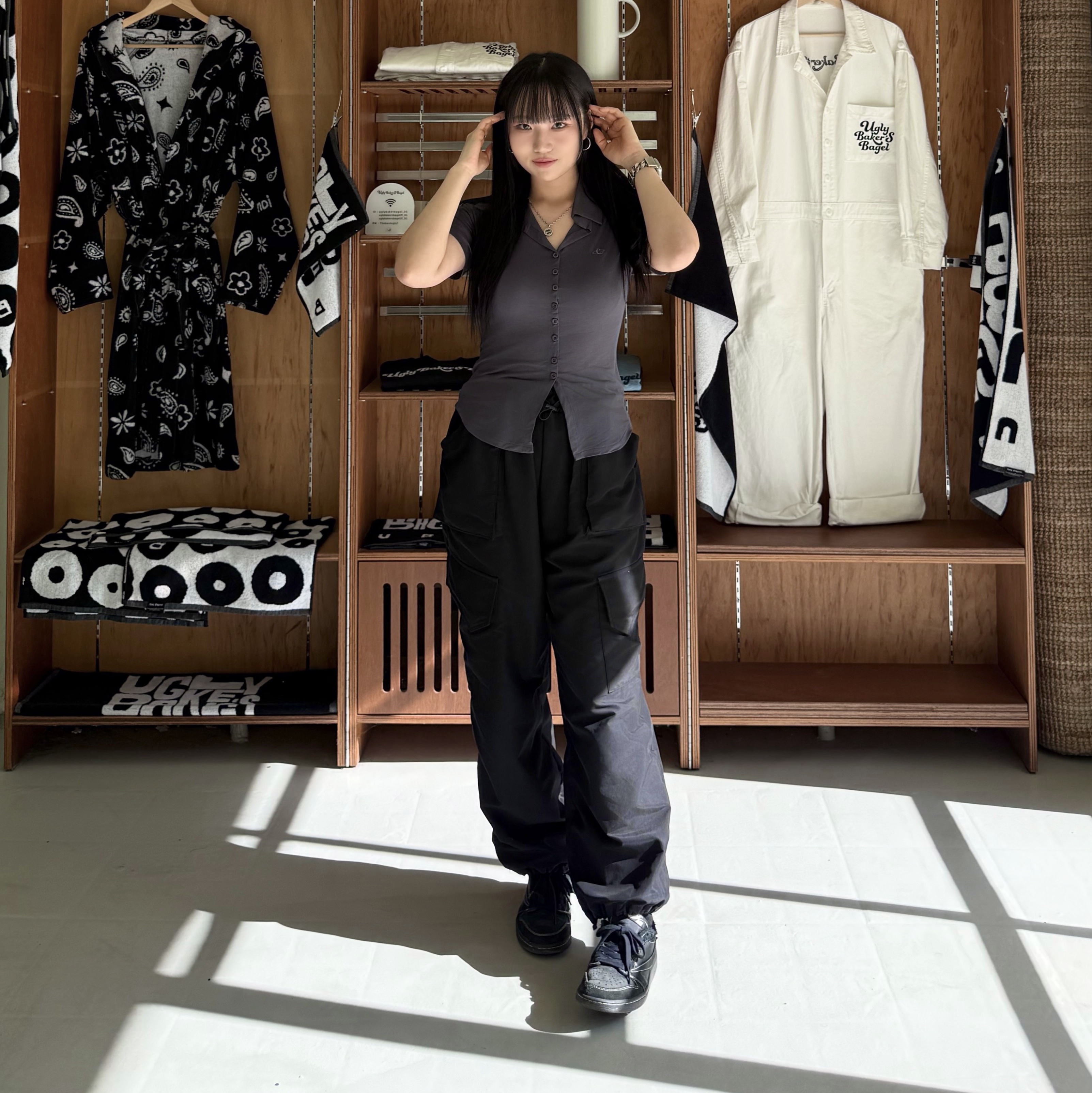 Jordan 1 x Travis Scott Retro Low OG SP Black Phantom, Gucci Interlocking G Pendant Necklace Silver 착용 스타일 - 2