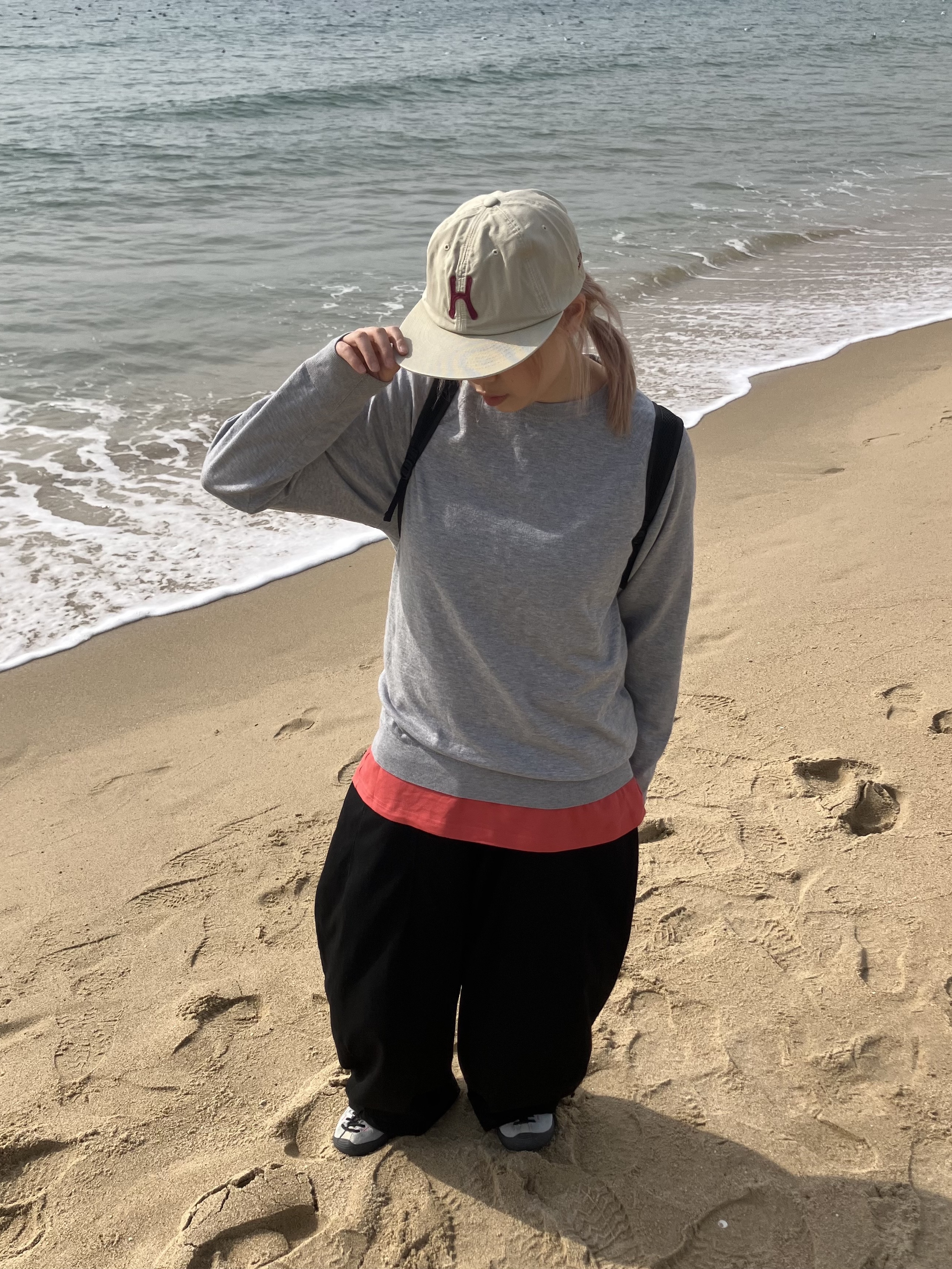 Hello Sunrise H Logo Cotton Relaxed Fit 6Panel Cap Beige 착용 스타일 - 2