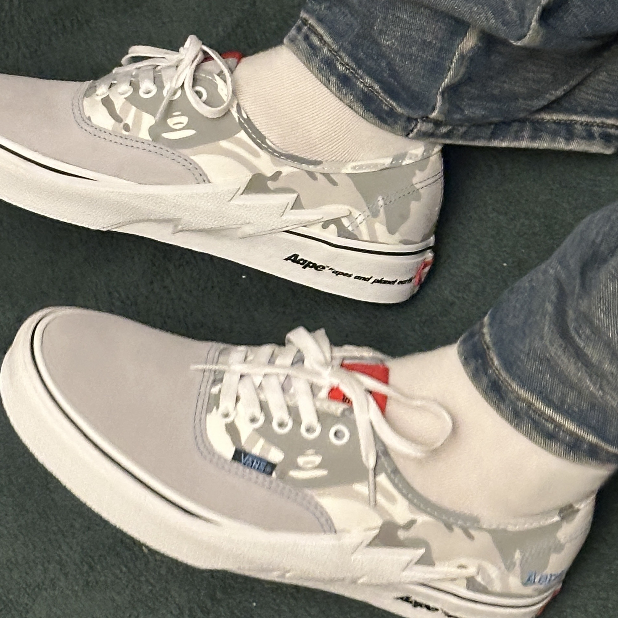 Vans x AAPE Authentic Bolt Grey 착용 스타일 - 5