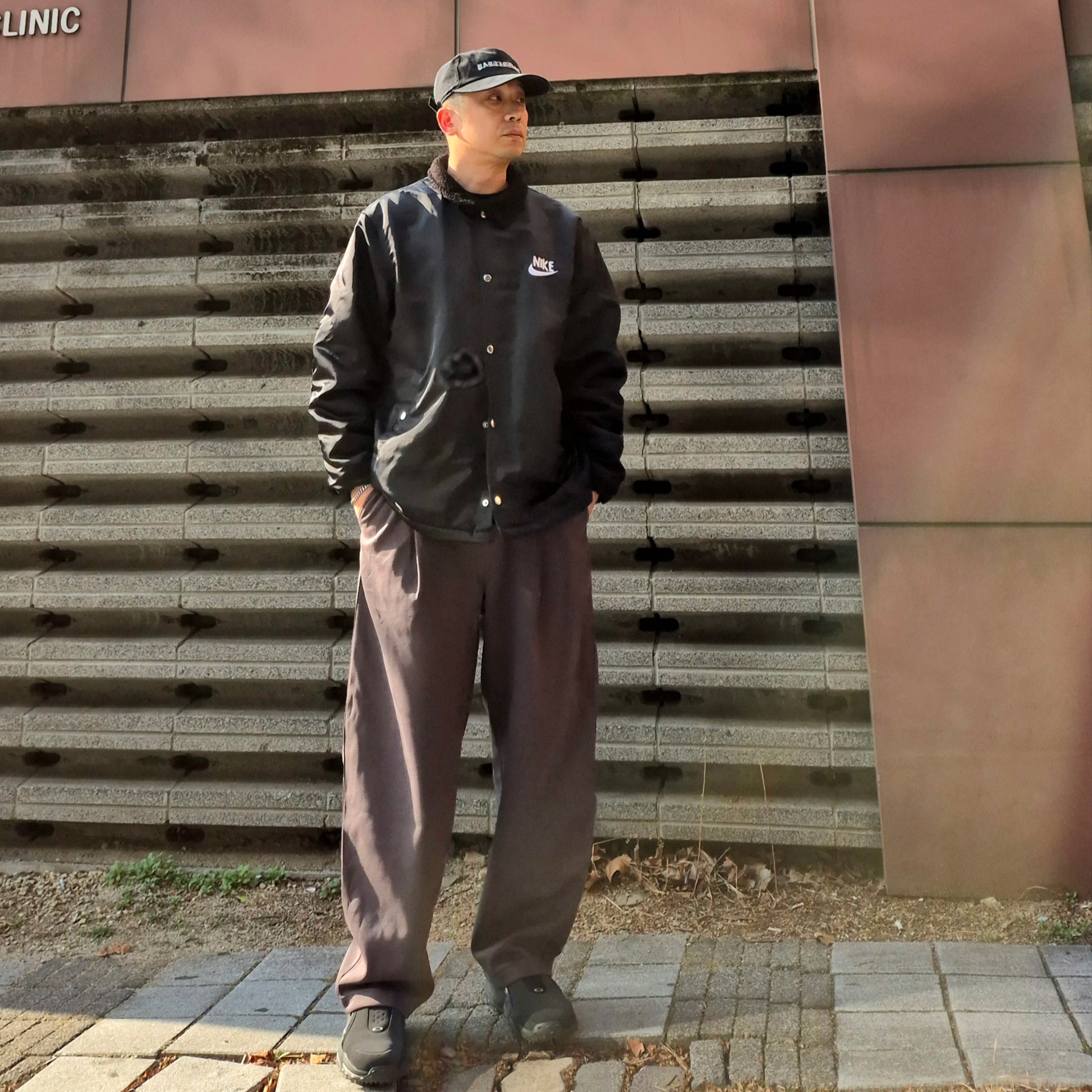 Oakley Edge Icon Blackout, Nike NSW Lined Winterized Coach Jacket Black White - Asia 착용 스타일 - 2