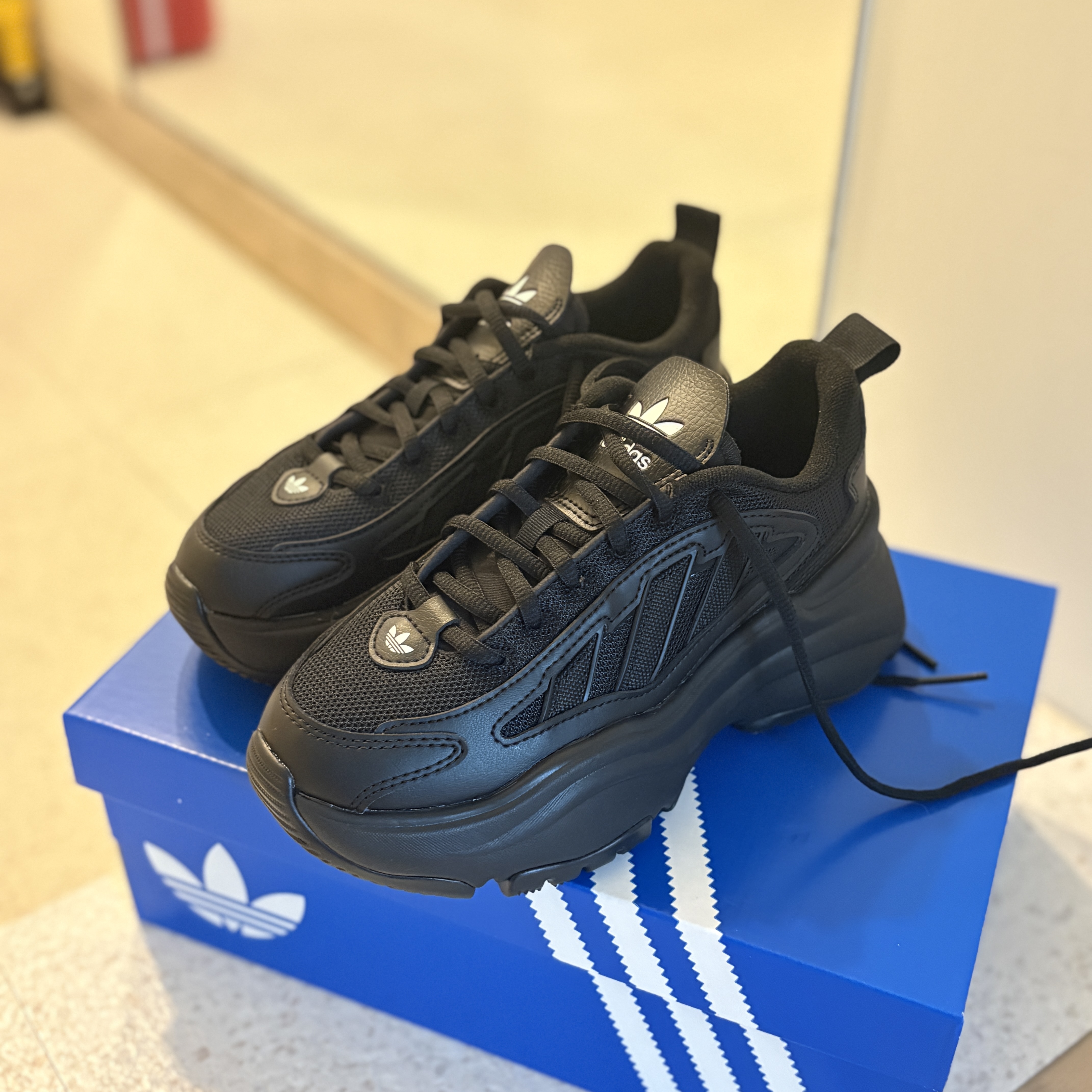 (W) Adidas Ozgaia Core Black 착용 스타일