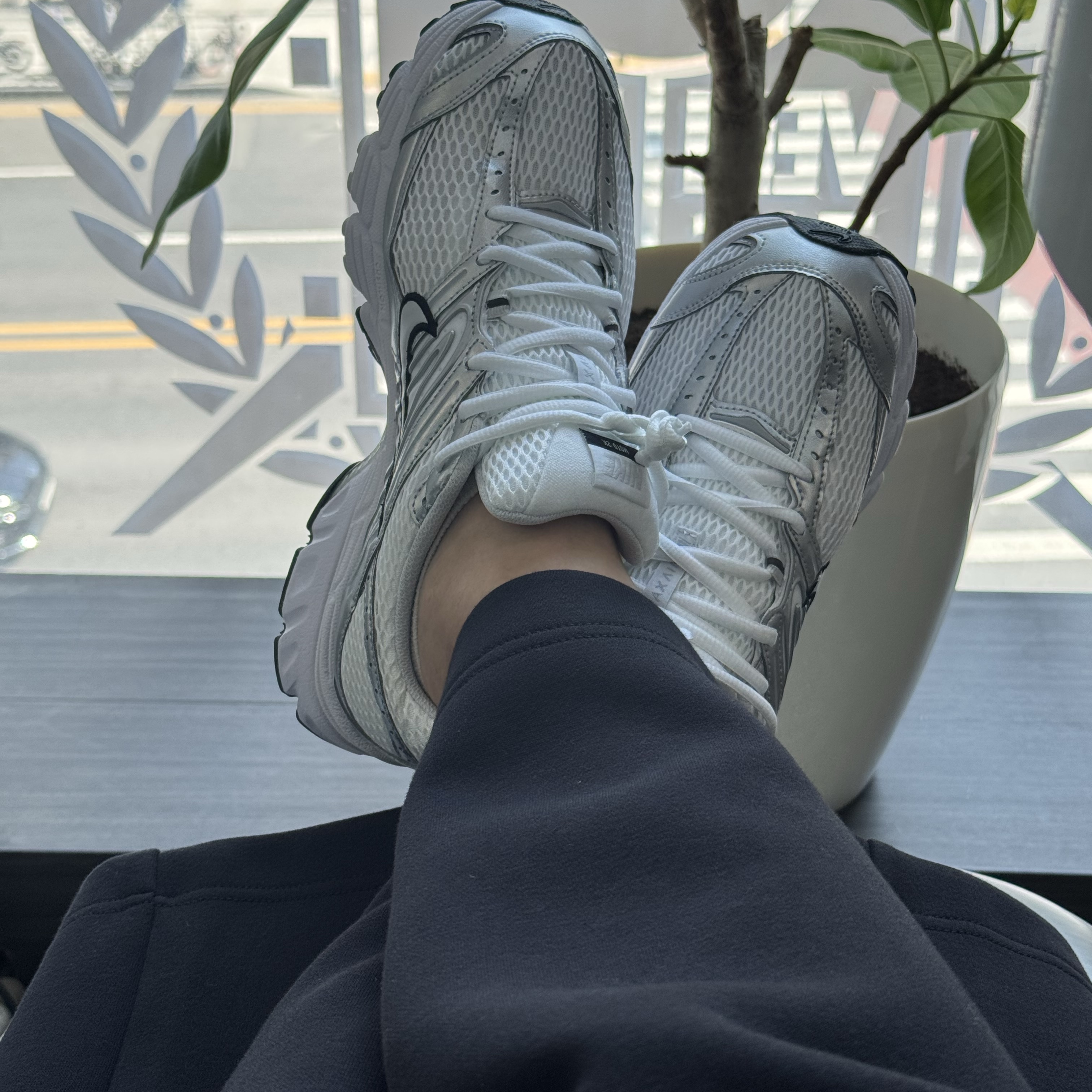 (W) Nike Air Max Moto 2K White Metallic Silver 착용 스타일