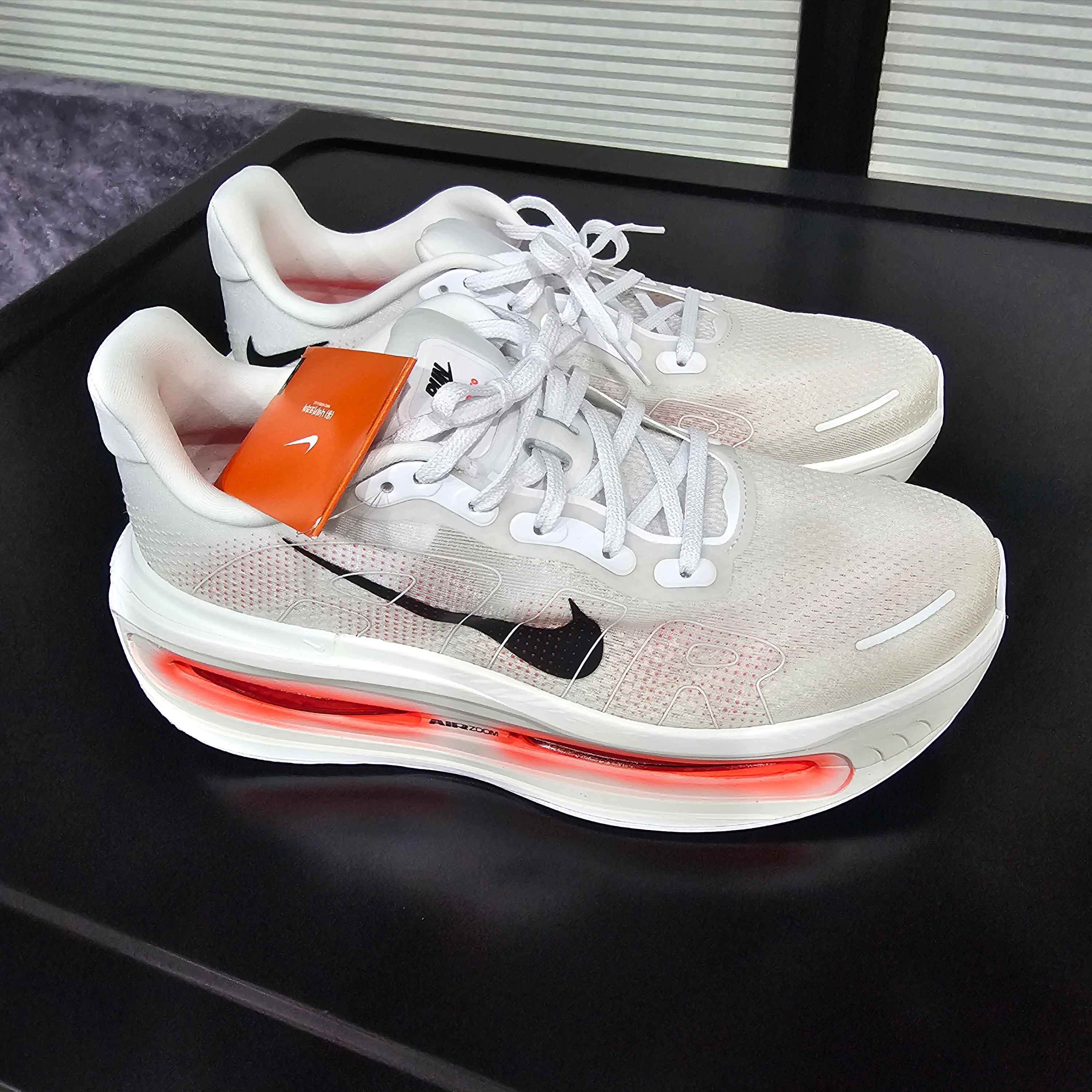 Nike Vomero Premium White Bright Crimson 착용 스타일 - 4