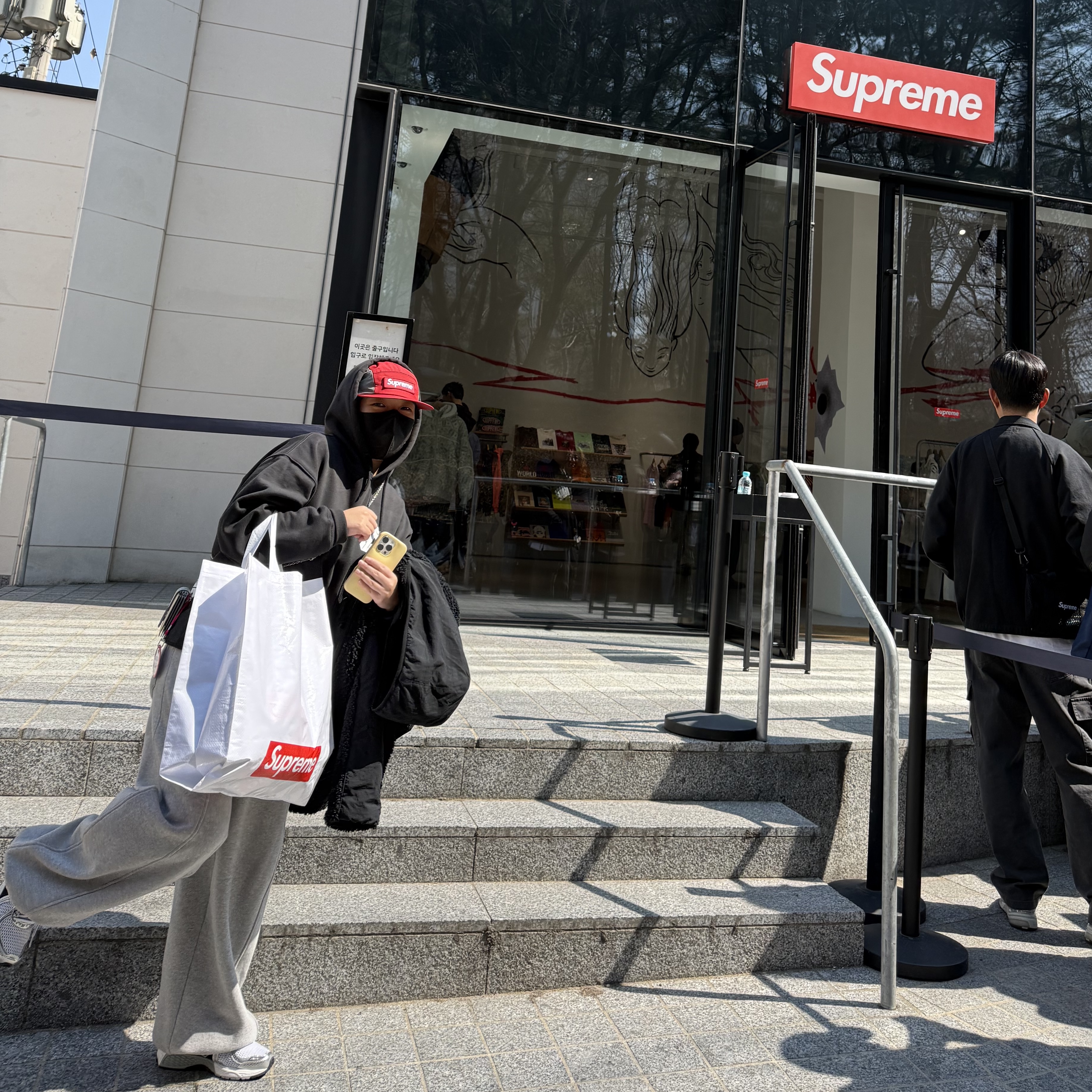 Supreme x MM6 Maison Margiela Box Logo Zip Up Hooded Sweatshirt Black - 26SS, Supreme Gore-Tex Camp Cap Red - 26SS 착용 스타일 - 2