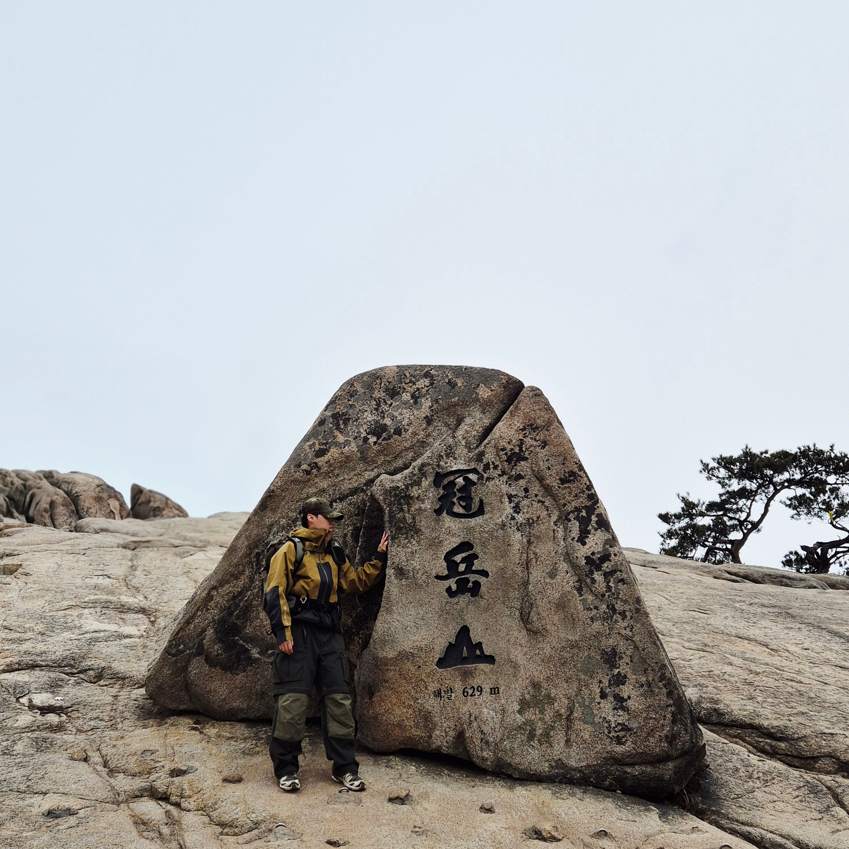 Nike ACG Smith Summit Cargo Pants Sequoia Medium Olive - US/EU, Nike ACG Gore-Tex Misery Ridge Jacket Golden Beige - US/EU 착용 스타일