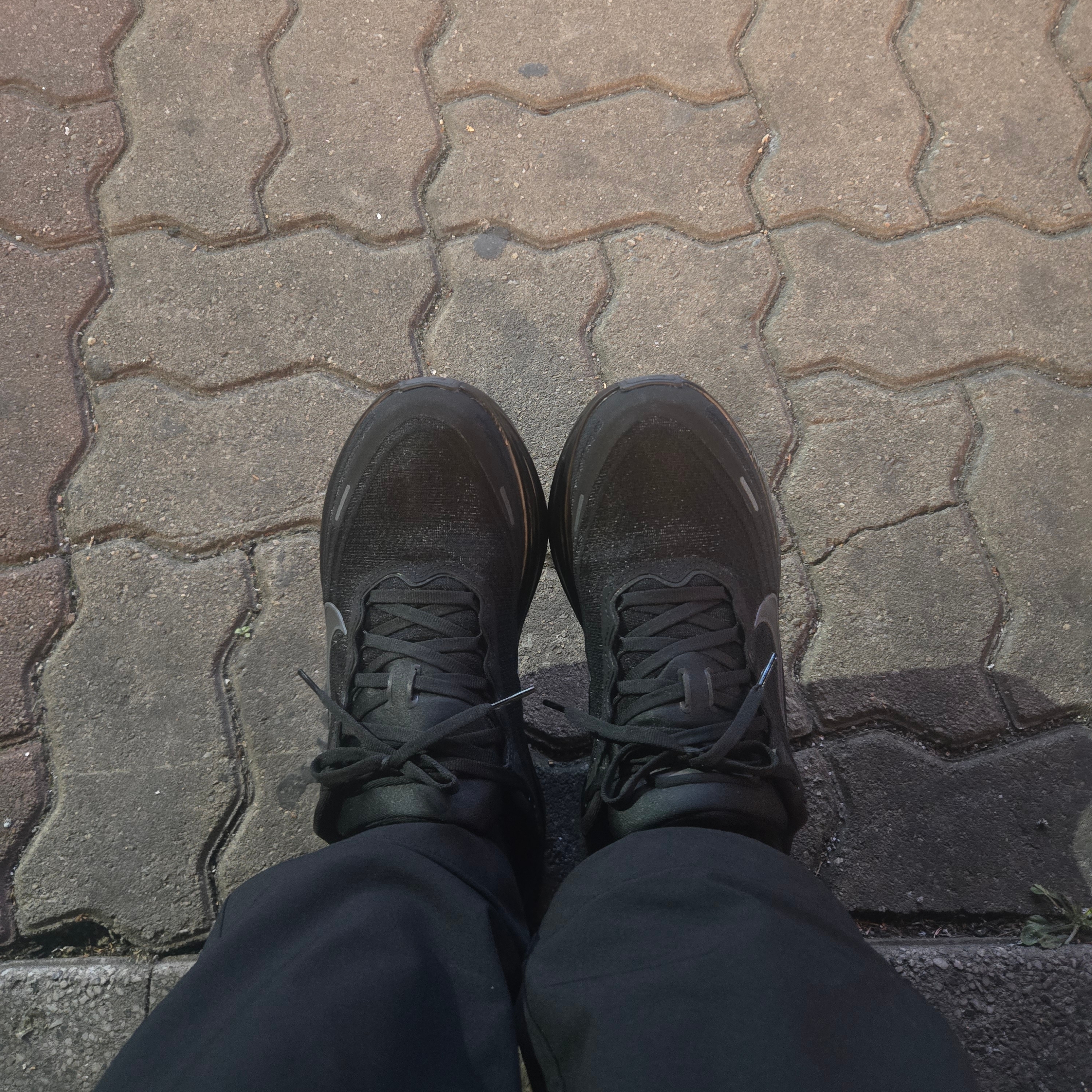 Nike Vomero Plus Black Metallic Dark Grey 착용 스타일