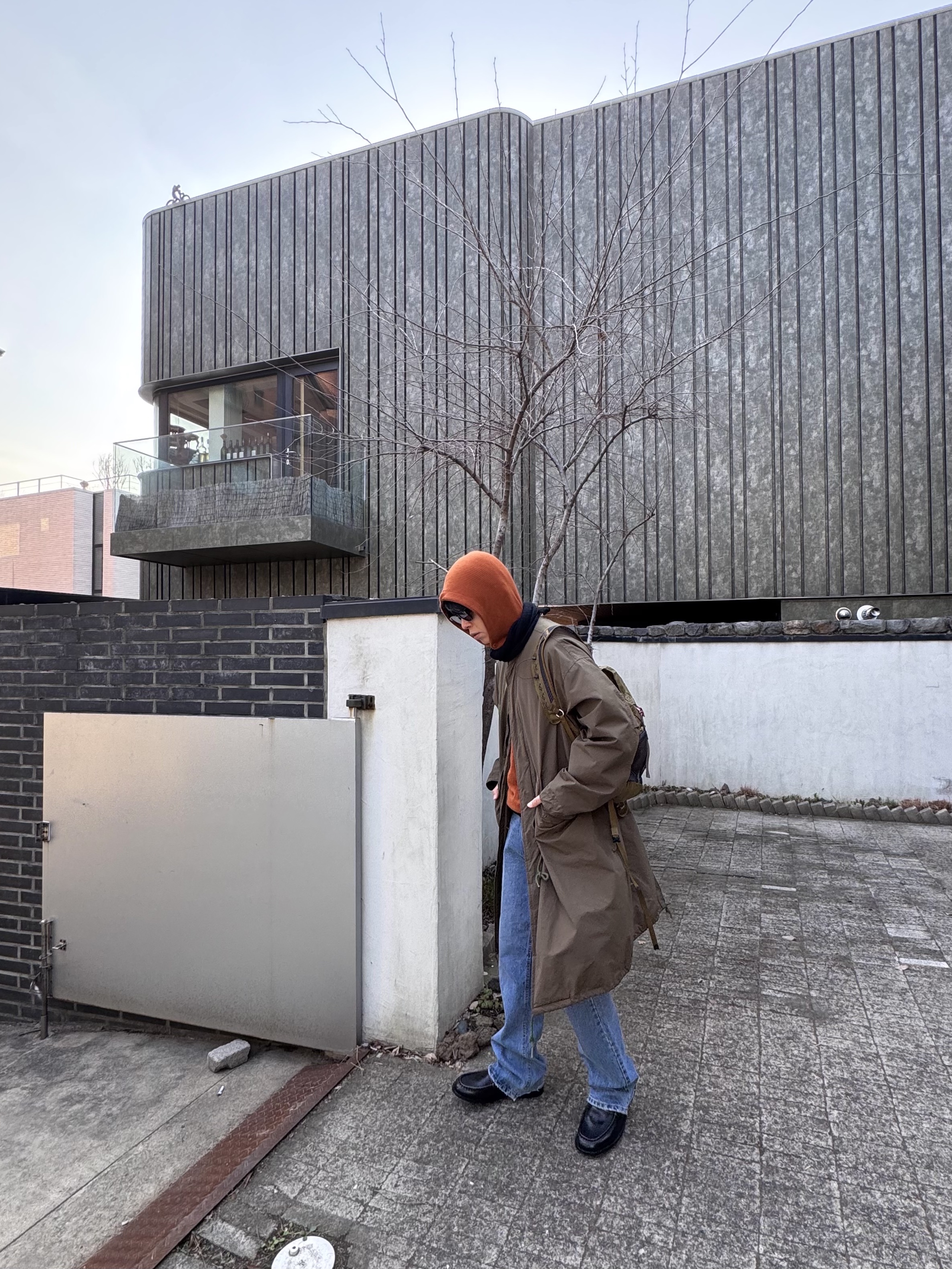 Klattermusen Tjalve 2.0 10L Backpack Olive, LOSTGARDEN UNIFORM Wide Loafer Vintage Brown 착용 스타일 - 2