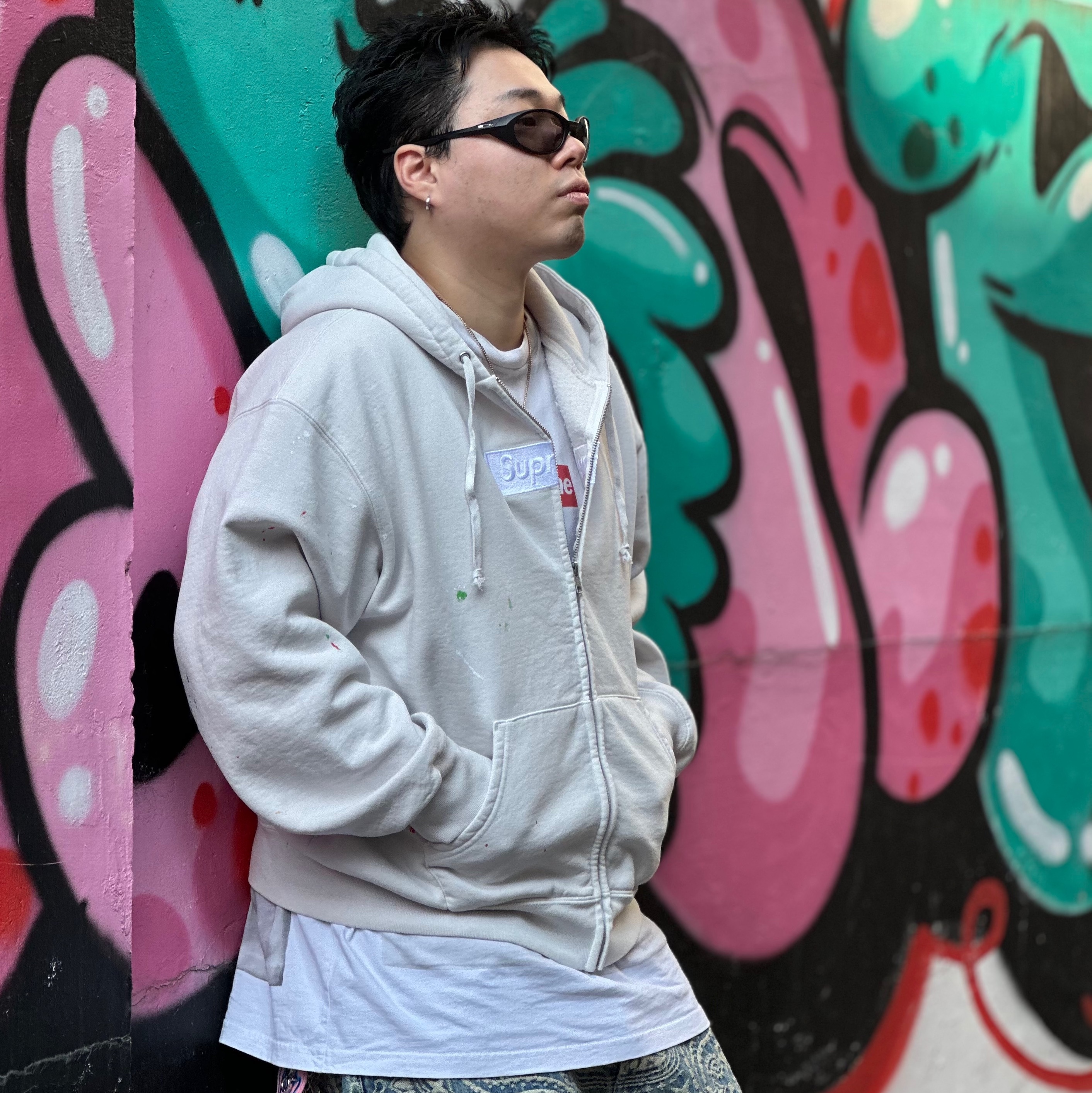 Supreme x MM6 Maison Margiela Box Logo Zip Up Hooded Sweatshirt White - 26SS, Supreme x MM6 Maison Margiela Box Logo T-Shirt White - 24SS 착용 스타일 - 1