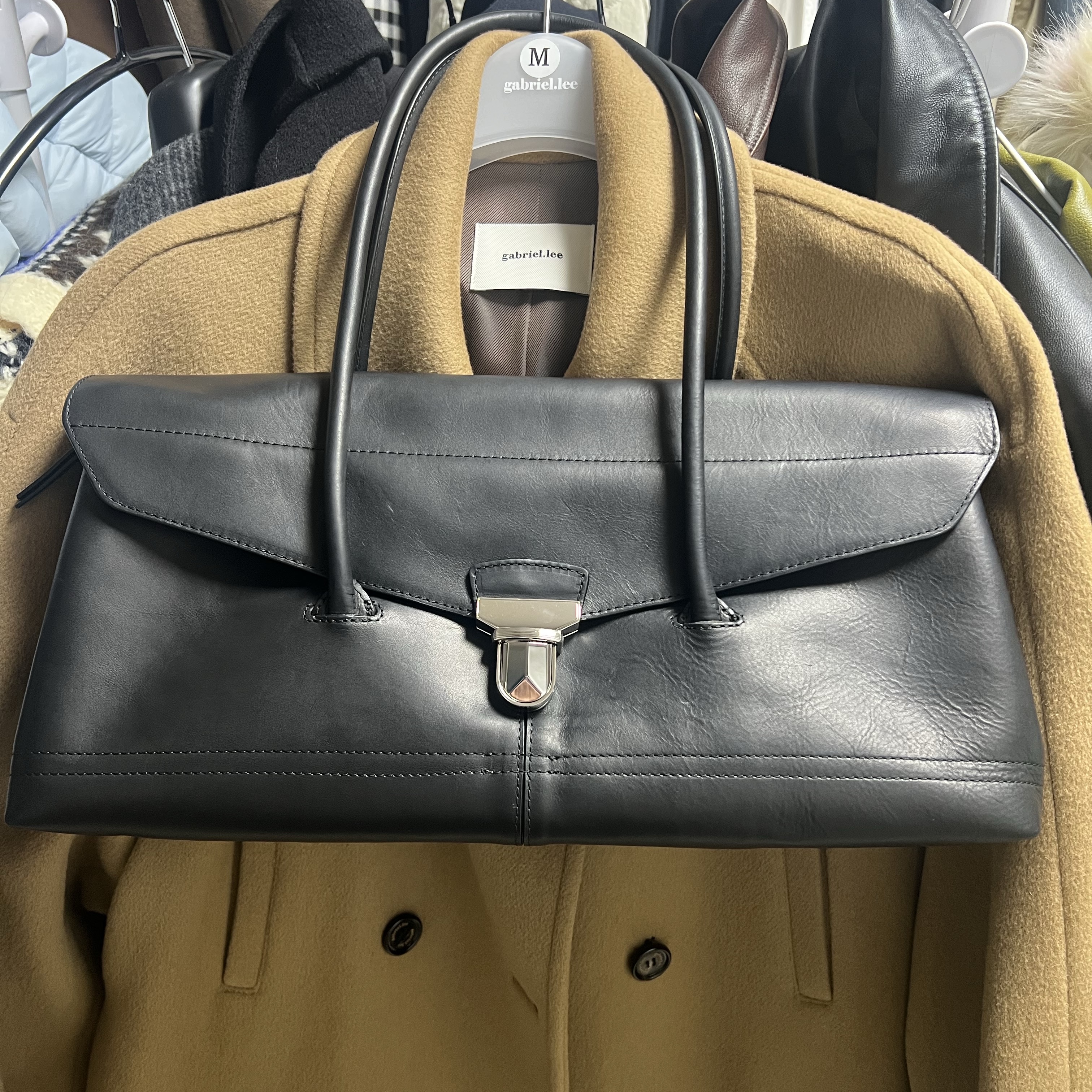 Lemaire Vegetable Nappa Leather Shoulder Gear Bag Black 착용 스타일 - 1