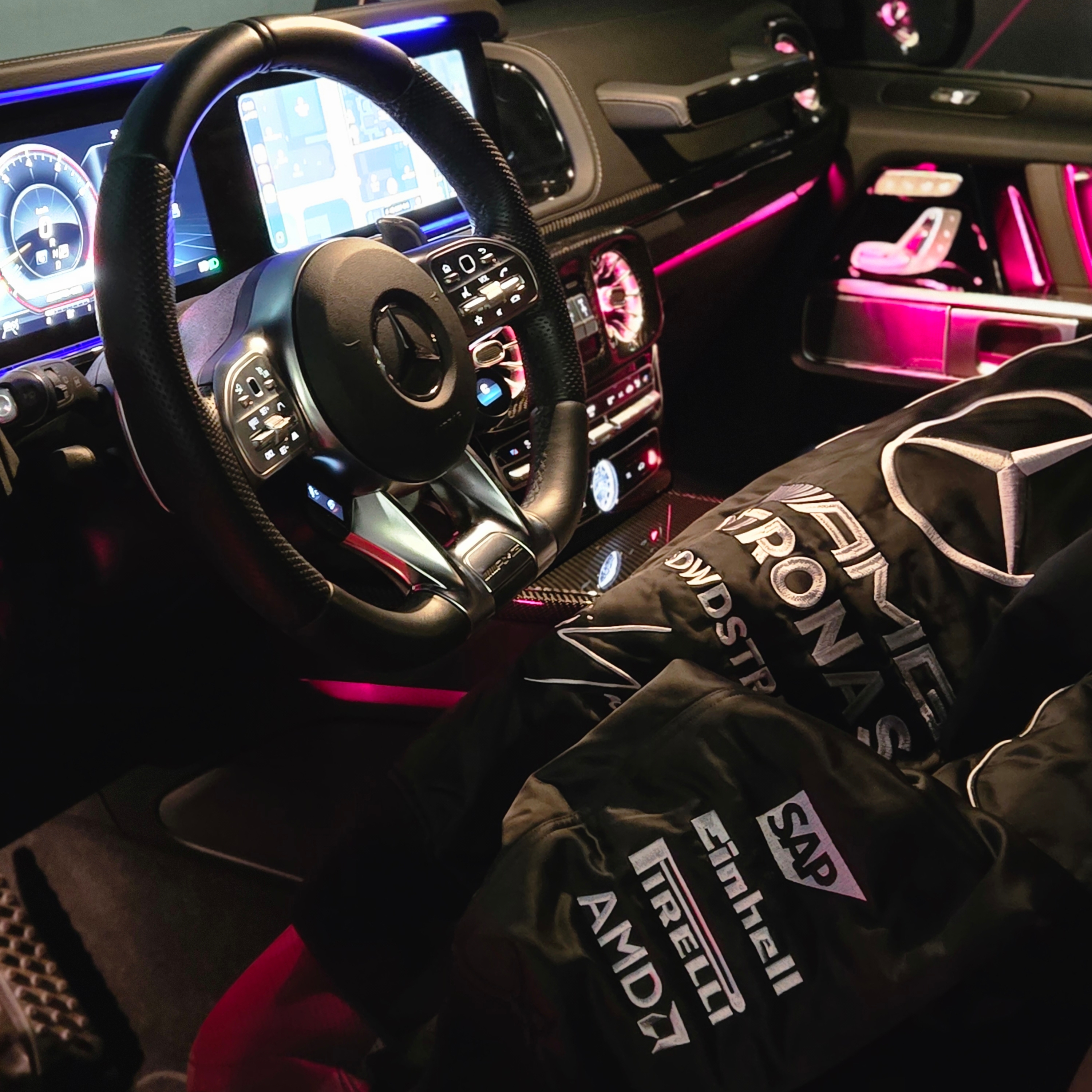 Mercedes AMG Petronas x Y-3 F1 Team Silver Arrow Mercedes Team Jacket Black 착용 스타일