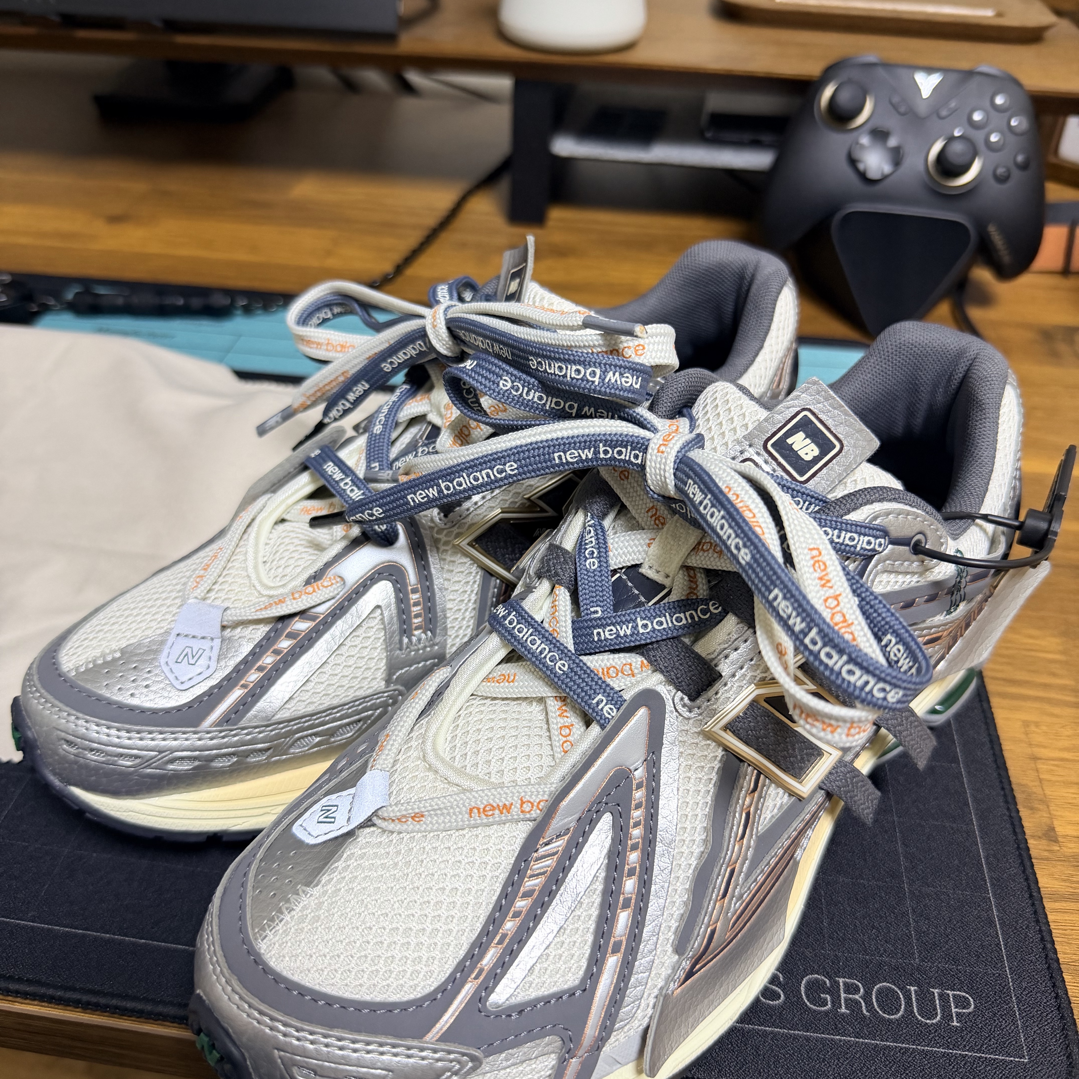 New Balance 1906A Silver Metallic Castlerock 착용 스타일