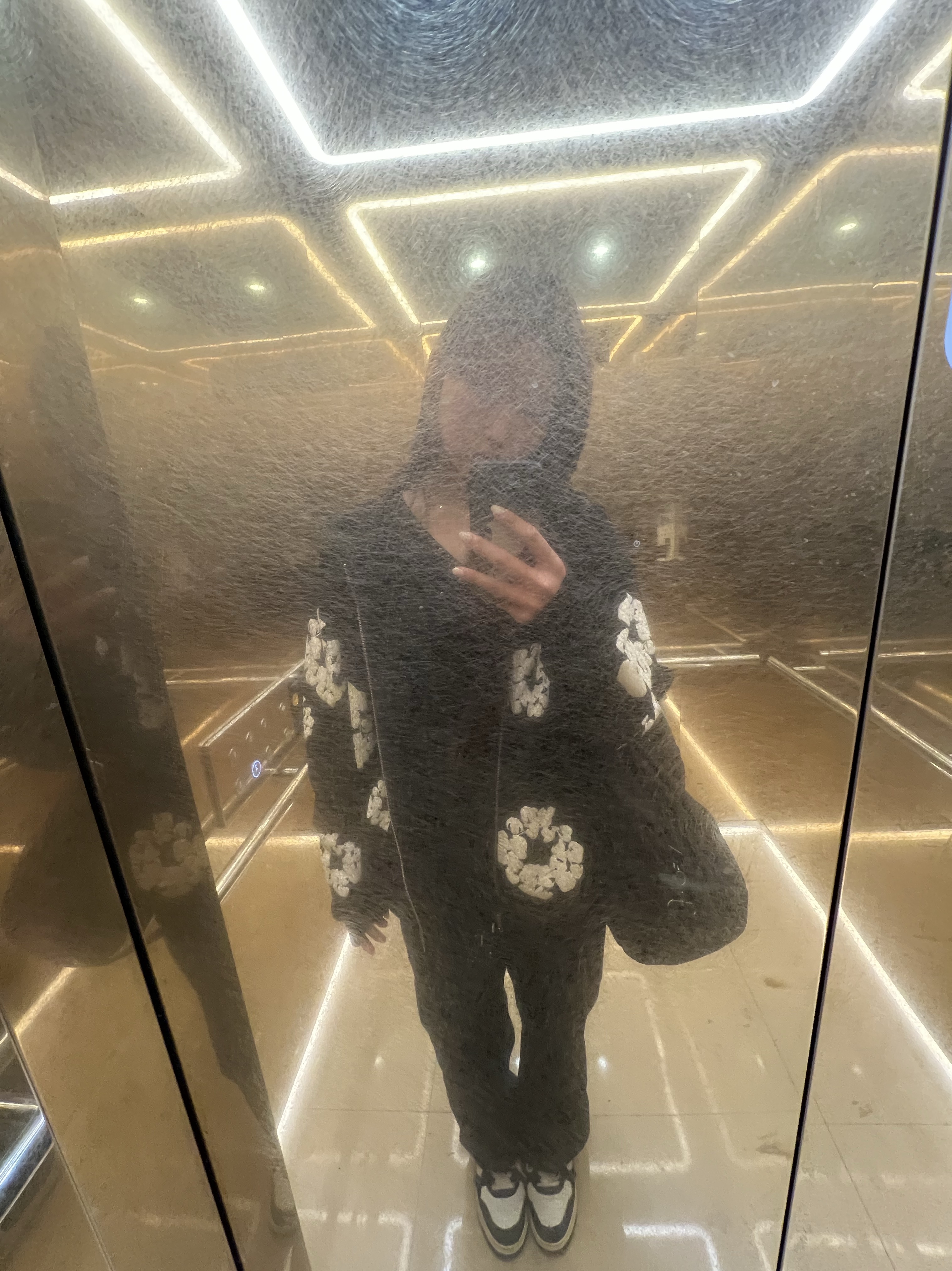 Denim Tears Cotton Wreath Zip Hoodie Black, Maison Mihara Yasuhiro x Autry General Scale Medalist Low Super Vintage Black White 착용 스타일 - 1