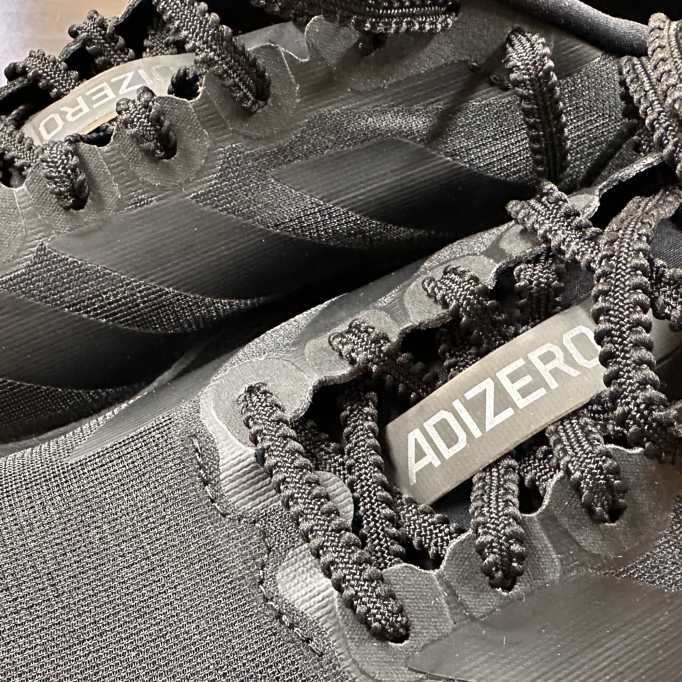 Adidas Adizero EVO SL Core Black Iron Metallic 착용 스타일 - 3