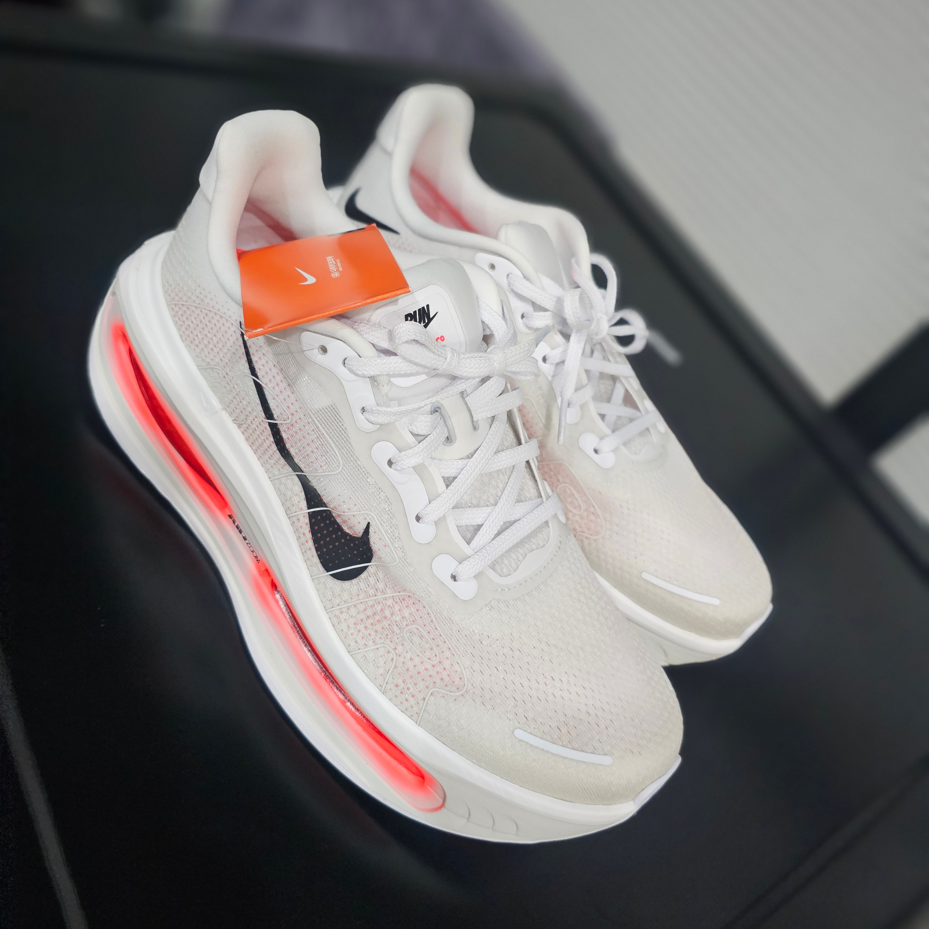 Nike Vomero Premium White Bright Crimson 착용 스타일 - 2