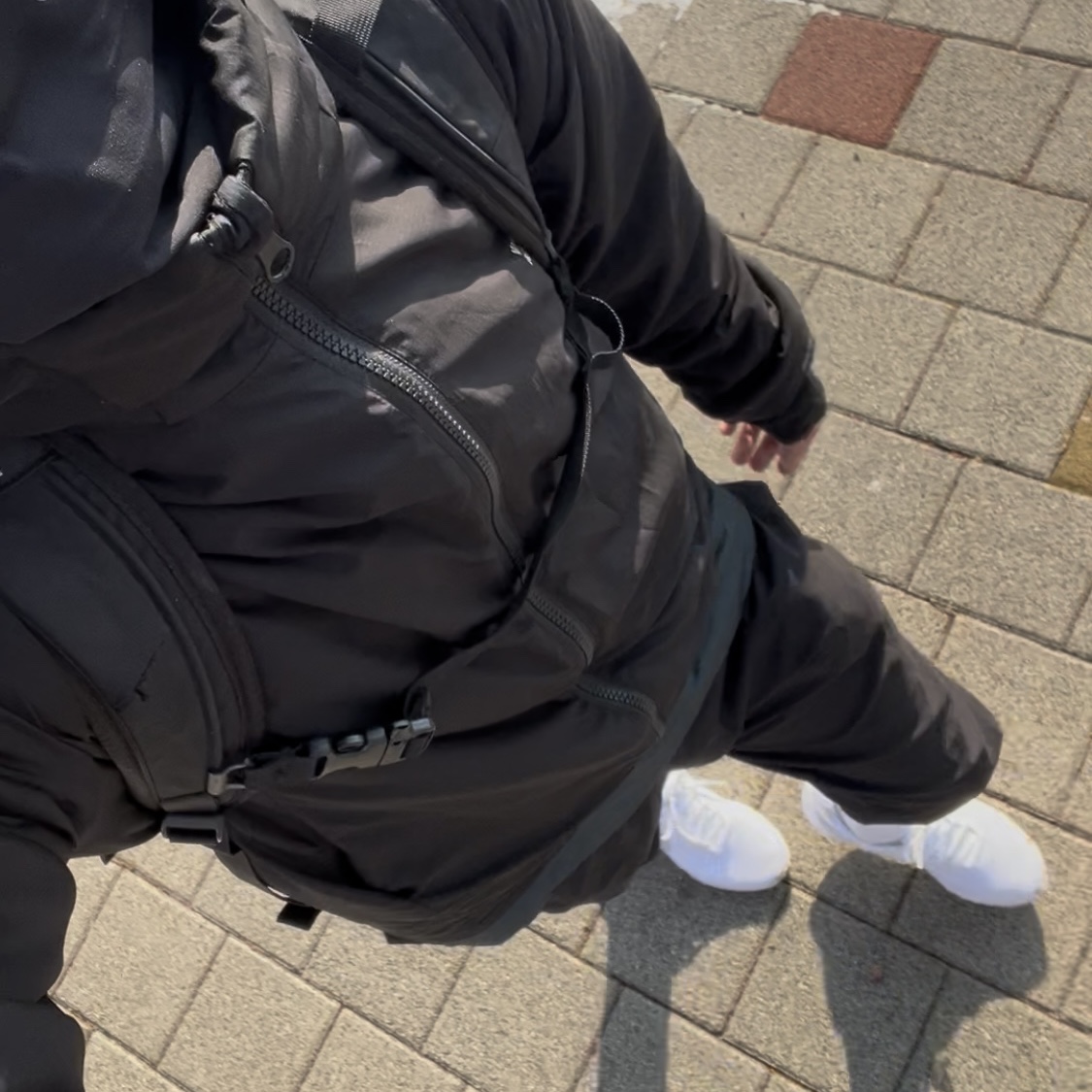 Nike Revolution 7 White, Nike Therma-Fit Neck Warmer 2.0 Black 착용 스타일