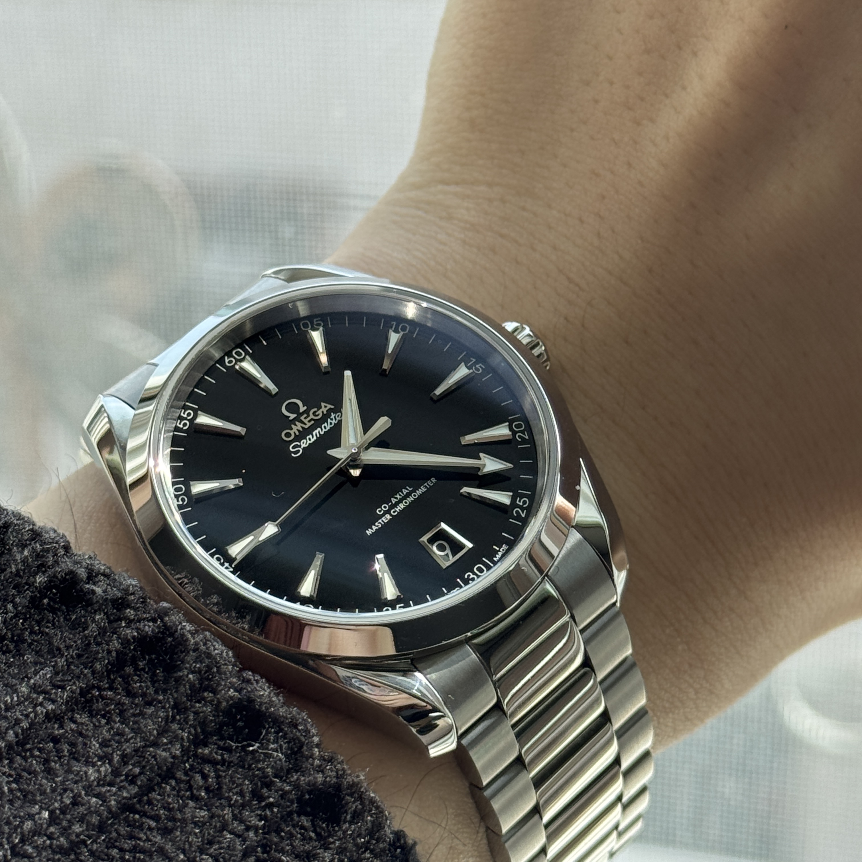 Omega Seamaster Aqua Terra 150M Co Axial Master Chronometer Steel Black 착용 스타일